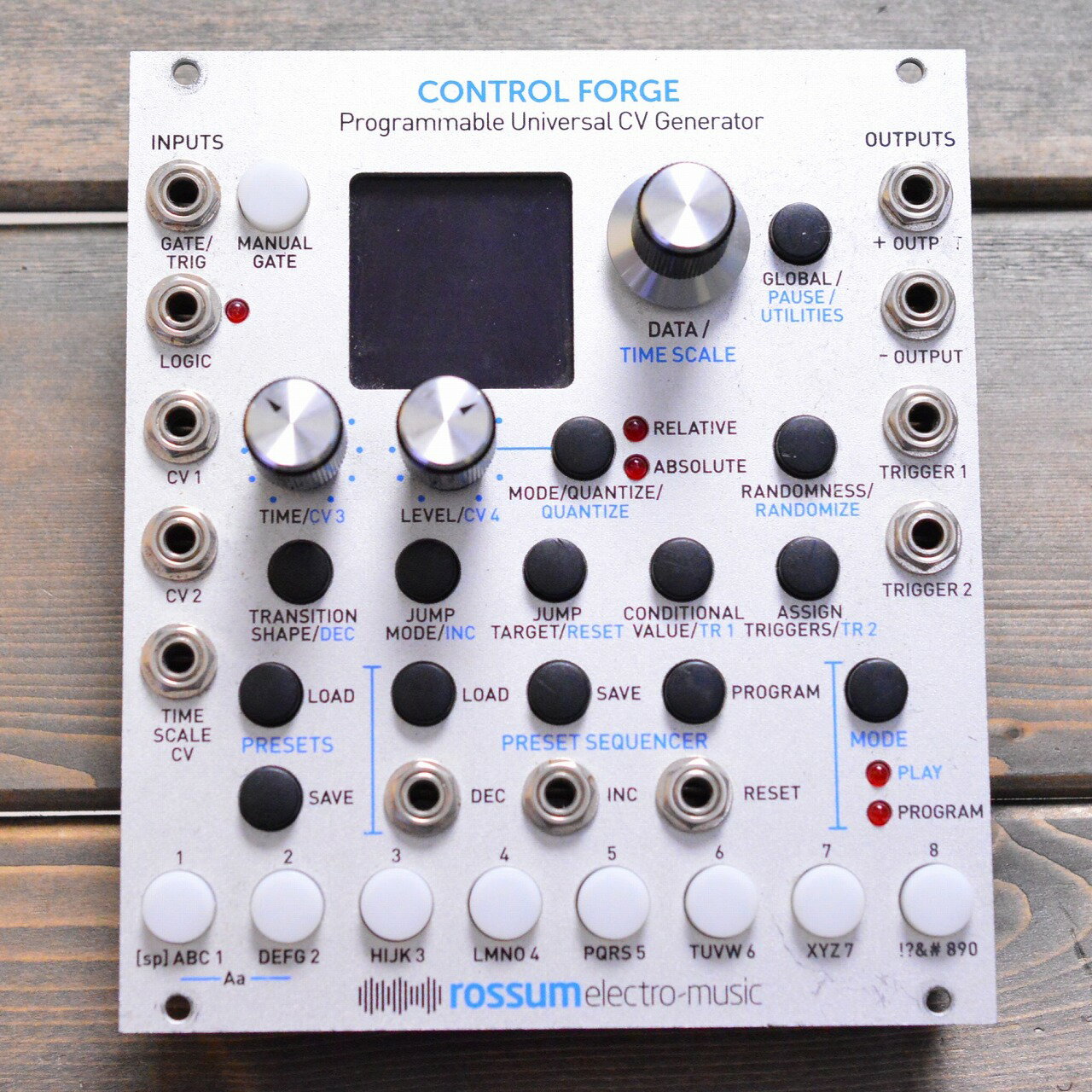 商品の詳細、状態などは【 梅田茶屋町店 】06-6292-7905または『商品についてのお問合せ』ボタンよりお問合せ下さい。シンセサイザー / モジュラーシンセ【商品状態】※※※【必ずご一読ください】※※※傷・使用感：傷・打痕などの使用感がございます。またその他の打痕・傷で写真では入りきらなかったものもありますので、お気軽に当店までお申し付けください。付属品：本体のみ、通常使用の上で問題なく演奏が可能でございます。また、こちらの商品は店内にて、現物を展示販売しております。可能な限り画像で確認出来るようにはしておりますが、ご来店が可能であれば是非現物をご確認ください。その際は店舗へ予めご連絡いただければ、当店スタッフがご準備してお待ちいたしますので、どうぞお気軽にご連絡ください。◆ご注意◆※こちらの商品は同時に店頭でも販売しております。　　売却時の商品情報の削除は迅速を心掛けておりますが、万一ご注文後に売り切れとなっておりました場合は、　　誠に申し訳ございませんがご容赦ください。※商品によって、調整等でお届けに2?3日いただく場合がございます。予めご了承ください。※商品のお問い合わせ、ご購入はメールでの対応を優先させていただく事を予めご了承ください。●当サイトでは転売や営利目的としたご注文に関してはキャンセル対応をさせていただきます。●こちらの商品は店頭でも同時に販売しております。●店頭や他のサイトでの売却時には商品情報の削除は迅速な対応を心がけておりますが万が一ご注文後に売切れとなっておりました場合は誠に申し訳ありませんがご了承下さい。●商品によって調整等でお届けにお時間をいただく場合がございます。●当店ではお買い上げ明細書のお渡しは行っておりません。　ご希望の場合はご注文後、お問い合わせよりご連絡下さいませ。　メールにてPDF形式のものをお送りさせていただきます。