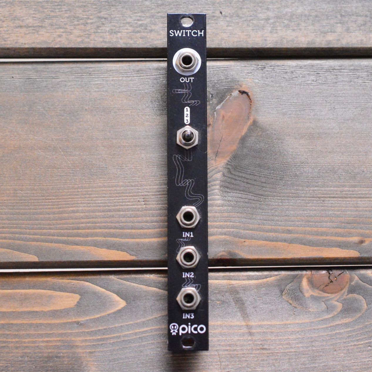 商品の詳細、状態などは【 梅田茶屋町店 】06-6292-7905または『商品についてのお問合せ』ボタンよりお問合せ下さい。シンセサイザー / モジュラーシンセ【商品状態】※※※【必ずご一読ください】※※※傷・使用感：傷・打痕などの使用感がございます。またその他の打痕・傷で写真では入りきらなかったものもありますので、お気軽に当店までお申し付けください。付属品：本体のみ、通常使用の上で問題なく演奏が可能でございます。また、こちらの商品は店内にて、現物を展示販売しております。可能な限り画像で確認出来るようにはしておりますが、ご来店が可能であれば是非現物をご確認ください。その際は店舗へ予めご連絡いただければ、当店スタッフがご準備してお待ちいたしますので、どうぞお気軽にご連絡ください。◆ご注意◆※こちらの商品は同時に店頭でも販売しております。　　売却時の商品情報の削除は迅速を心掛けておりますが、万一ご注文後に売り切れとなっておりました場合は、　　誠に申し訳ございませんがご容赦ください。※商品によって、調整等でお届けに2?3日いただく場合がございます。予めご了承ください。※商品のお問い合わせ、ご購入はメールでの対応を優先させていただく事を予めご了承ください。●当サイトでは転売や営利目的としたご注文に関してはキャンセル対応をさせていただきます。●こちらの商品は店頭でも同時に販売しております。●店頭や他のサイトでの売却時には商品情報の削除は迅速な対応を心がけておりますが万が一ご注文後に売切れとなっておりました場合は誠に申し訳ありませんがご了承下さい。●商品によって調整等でお届けにお時間をいただく場合がございます。●当店ではお買い上げ明細書のお渡しは行っておりません。　ご希望の場合はご注文後、お問い合わせよりご連絡下さいませ。　メールにてPDF形式のものをお送りさせていただきます。