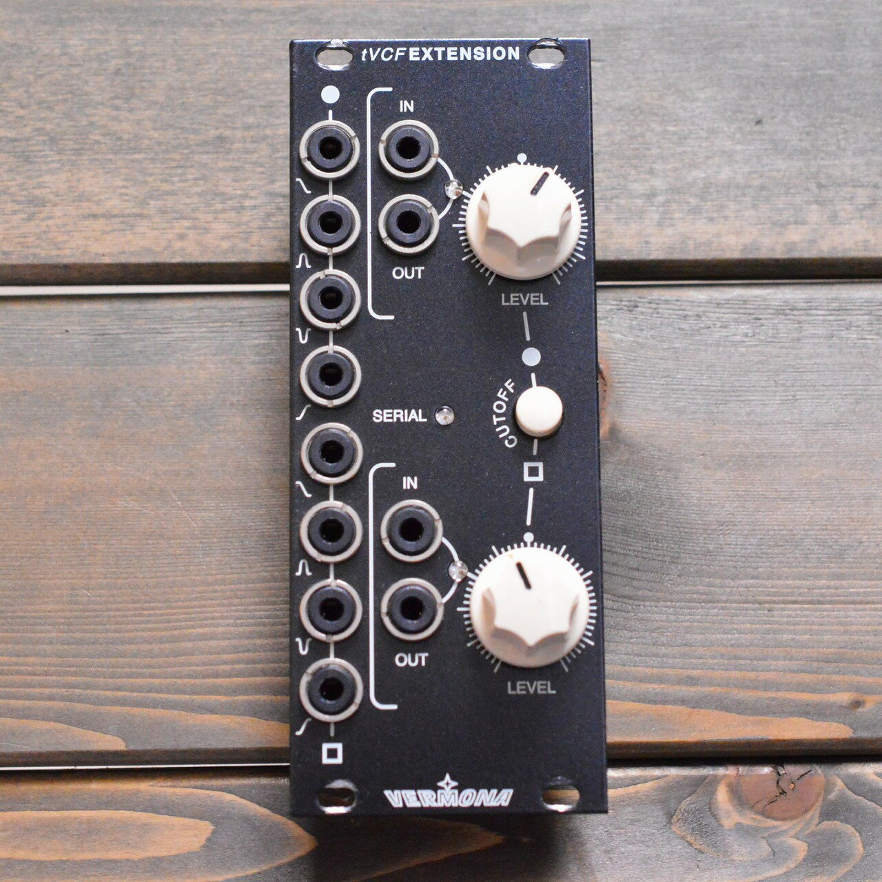 商品の詳細、状態などは【 梅田茶屋町店 】06-6292-7905または『商品についてのお問合せ』ボタンよりお問合せ下さい。シンセサイザー / モジュラーシンセ【商品状態】※※※【必ずご一読ください】※※※傷・使用感：傷・打痕などの使用感がございます。またその他の打痕・傷で写真では入りきらなかったものもありますので、お気軽に当店までお申し付けください。付属品：本体のみ、通常使用の上で問題なく演奏が可能でございます。また、こちらの商品は店内にて、現物を展示販売しております。可能な限り画像で確認出来るようにはしておりますが、ご来店が可能であれば是非現物をご確認ください。その際は店舗へ予めご連絡いただければ、当店スタッフがご準備してお待ちいたしますので、どうぞお気軽にご連絡ください。◆ご注意◆※こちらの商品は同時に店頭でも販売しております。　　売却時の商品情報の削除は迅速を心掛けておりますが、万一ご注文後に売り切れとなっておりました場合は、　　誠に申し訳ございませんがご容赦ください。※商品によって、調整等でお届けに2?3日いただく場合がございます。予めご了承ください。※商品のお問い合わせ、ご購入はメールでの対応を優先させていただく事を予めご了承ください。●当サイトでは転売や営利目的としたご注文に関してはキャンセル対応をさせていただきます。●こちらの商品は店頭でも同時に販売しております。●店頭や他のサイトでの売却時には商品情報の削除は迅速な対応を心がけておりますが万が一ご注文後に売切れとなっておりました場合は誠に申し訳ありませんがご了承下さい。●商品によって調整等でお届けにお時間をいただく場合がございます。●当店ではお買い上げ明細書のお渡しは行っておりません。　ご希望の場合はご注文後、お問い合わせよりご連絡下さいませ。　メールにてPDF形式のものをお送りさせていただきます。