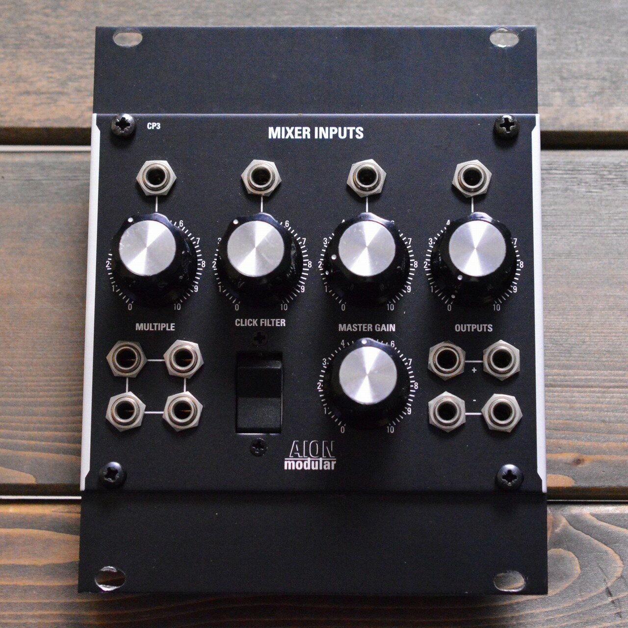 商品の詳細、状態などは【 梅田茶屋町店 】06-6292-7905または『商品についてのお問合せ』ボタンよりお問合せ下さい。シンセサイザー / モジュラーシンセ【商品状態】※※※【必ずご一読ください】※※※傷・使用感：傷・打痕などの使用感がございます。またその他の打痕・傷で写真では入りきらなかったものもありますので、お気軽に当店までお申し付けください。付属品：本体のみ、通常使用の上で問題なく演奏が可能でございます。また、こちらの商品は店内にて、現物を展示販売しております。可能な限り画像で確認出来るようにはしておりますが、ご来店が可能であれば是非現物をご確認ください。その際は店舗へ予めご連絡いただければ、当店スタッフがご準備してお待ちいたしますので、どうぞお気軽にご連絡ください。◆ご注意◆※こちらの商品は同時に店頭でも販売しております。　　売却時の商品情報の削除は迅速を心掛けておりますが、万一ご注文後に売り切れとなっておりました場合は、　　誠に申し訳ございませんがご容赦ください。※商品によって、調整等でお届けに2?3日いただく場合がございます。予めご了承ください。※商品のお問い合わせ、ご購入はメールでの対応を優先させていただく事を予めご了承ください。●当サイトでは転売や営利目的としたご注文に関してはキャンセル対応をさせていただきます。●こちらの商品は店頭でも同時に販売しております。●店頭や他のサイトでの売却時には商品情報の削除は迅速な対応を心がけておりますが万が一ご注文後に売切れとなっておりました場合は誠に申し訳ありませんがご了承下さい。●商品によって調整等でお届けにお時間をいただく場合がございます。●当店ではお買い上げ明細書のお渡しは行っておりません。　ご希望の場合はご注文後、お問い合わせよりご連絡下さいませ。　メールにてPDF形式のものをお送りさせていただきます。