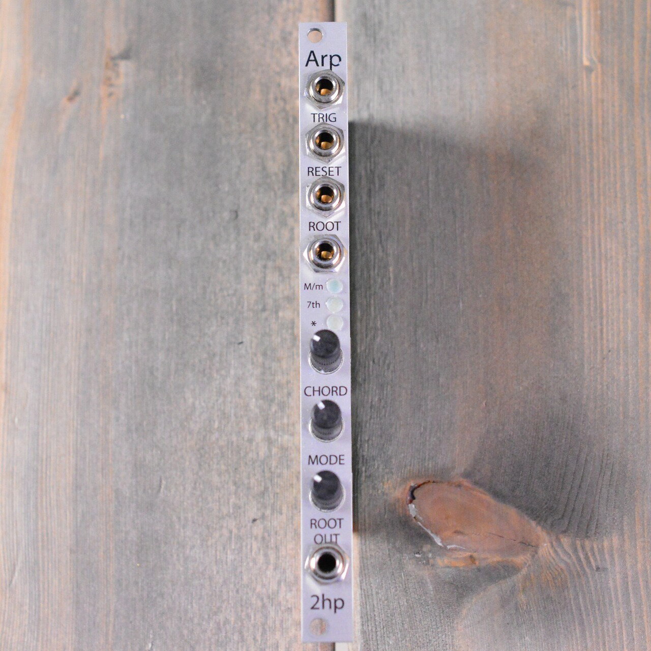 商品の詳細、状態などは【 梅田茶屋町店 】06-6292-7905または『商品についてのお問合せ』ボタンよりお問合せ下さい。シンセサイザー / モジュラーシンセ【商品状態】※※※【必ずご一読ください】※※※傷・使用感：傷・打痕などの使用感がございます。またその他の打痕・傷で写真では入りきらなかったものもありますので、お気軽に当店までお申し付けください。付属品：本体のみ、通常使用の上で問題なく演奏が可能でございます。また、こちらの商品は店内にて、現物を展示販売しております。可能な限り画像で確認出来るようにはしておりますが、ご来店が可能であれば是非現物をご確認ください。その際は店舗へ予めご連絡いただければ、当店スタッフがご準備してお待ちいたしますので、どうぞお気軽にご連絡ください。◆ご注意◆※こちらの商品は同時に店頭でも販売しております。　　売却時の商品情報の削除は迅速を心掛けておりますが、万一ご注文後に売り切れとなっておりました場合は、　　誠に申し訳ございませんがご容赦ください。※商品によって、調整等でお届けに2?3日いただく場合がございます。予めご了承ください。※商品のお問い合わせ、ご購入はメールでの対応を優先させていただく事を予めご了承ください。●当サイトでは転売や営利目的としたご注文に関してはキャンセル対応をさせていただきます。●こちらの商品は店頭でも同時に販売しております。●店頭や他のサイトでの売却時には商品情報の削除は迅速な対応を心がけておりますが万が一ご注文後に売切れとなっておりました場合は誠に申し訳ありませんがご了承下さい。●商品によって調整等でお届けにお時間をいただく場合がございます。●当店ではお買い上げ明細書のお渡しは行っておりません。　ご希望の場合はご注文後、お問い合わせよりご連絡下さいませ。　メールにてPDF形式のものをお送りさせていただきます。