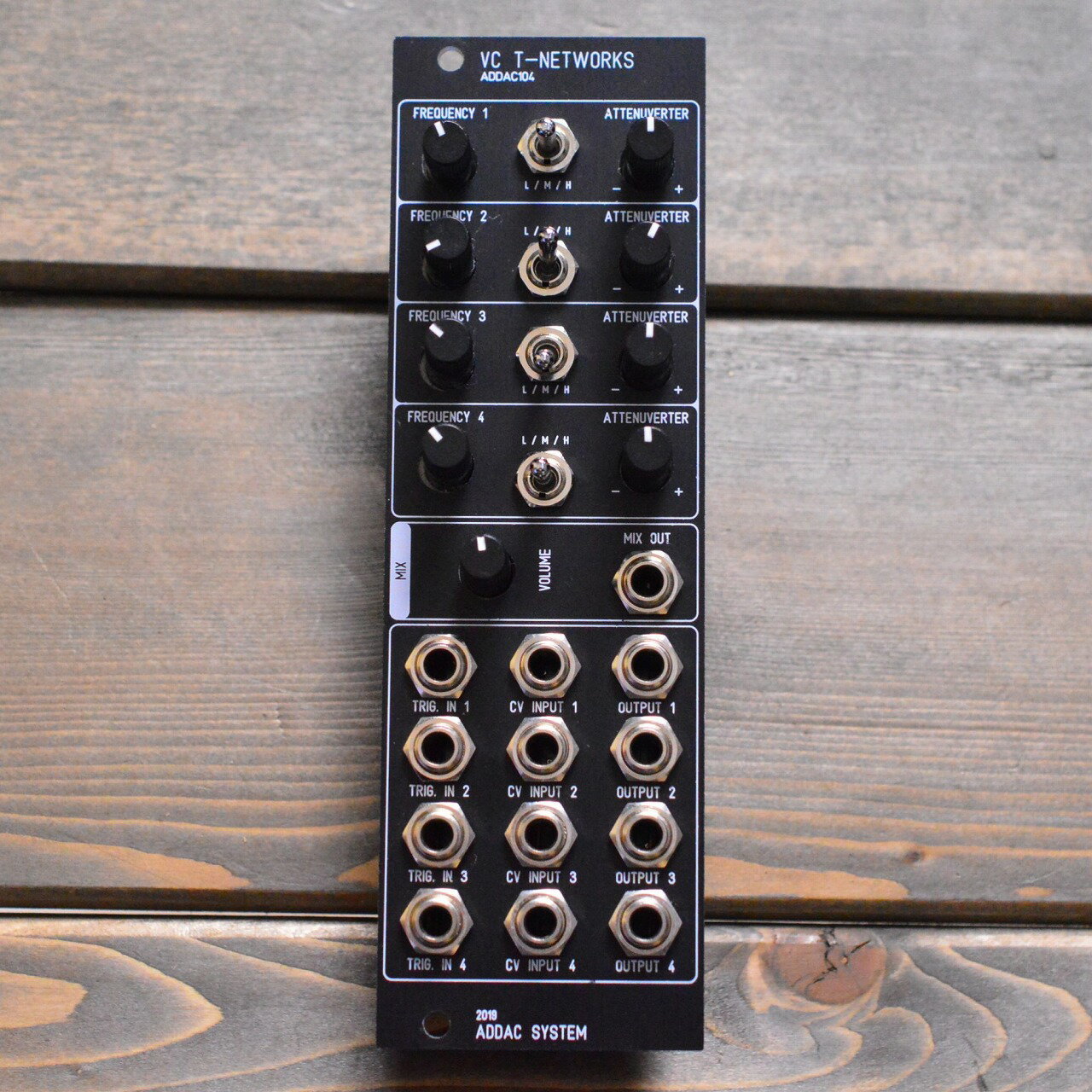 商品の詳細、状態などは【 梅田茶屋町店 】06-6292-7905または『商品についてのお問合せ』ボタンよりお問合せ下さい。シンセサイザー / モジュラーシンセ【商品状態】※※※【必ずご一読ください】※※※傷・使用感：傷・打痕などの使用感がございます。またその他の打痕・傷で写真では入りきらなかったものもありますので、お気軽に当店までお申し付けください。付属品：本体のみ、通常使用の上で問題なく演奏が可能でございます。また、こちらの商品は店内にて、現物を展示販売しております。可能な限り画像で確認出来るようにはしておりますが、ご来店が可能であれば是非現物をご確認ください。その際は店舗へ予めご連絡いただければ、当店スタッフがご準備してお待ちいたしますので、どうぞお気軽にご連絡ください。◆ご注意◆※こちらの商品は同時に店頭でも販売しております。　　売却時の商品情報の削除は迅速を心掛けておりますが、万一ご注文後に売り切れとなっておりました場合は、　　誠に申し訳ございませんがご容赦ください。※商品によって、調整等でお届けに2?3日いただく場合がございます。予めご了承ください。※商品のお問い合わせ、ご購入はメールでの対応を優先させていただく事を予めご了承ください。●当サイトでは転売や営利目的としたご注文に関してはキャンセル対応をさせていただきます。●こちらの商品は店頭でも同時に販売しております。●店頭や他のサイトでの売却時には商品情報の削除は迅速な対応を心がけておりますが万が一ご注文後に売切れとなっておりました場合は誠に申し訳ありませんがご了承下さい。●商品によって調整等でお届けにお時間をいただく場合がございます。●当店ではお買い上げ明細書のお渡しは行っておりません。　ご希望の場合はご注文後、お問い合わせよりご連絡下さいませ。　メールにてPDF形式のものをお送りさせていただきます。