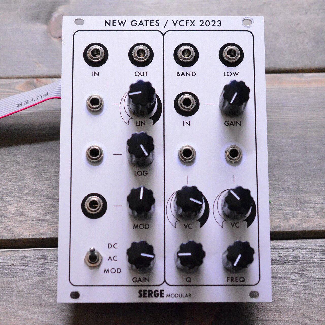 商品の詳細、状態などは【 梅田茶屋町店 】06-6292-7905または『商品についてのお問合せ』ボタンよりお問合せ下さい。シンセサイザー / モジュラーシンセ【商品状態】※※※【必ずご一読ください】※※※傷・使用感：傷・打痕などの使用感がございます。またその他の打痕・傷で写真では入りきらなかったものもありますので、お気軽に当店までお申し付けください。付属品：本体のみ、通常使用の上で問題なく演奏が可能でございます。また、こちらの商品は店内にて、現物を展示販売しております。可能な限り画像で確認出来るようにはしておりますが、ご来店が可能であれば是非現物をご確認ください。その際は店舗へ予めご連絡いただければ、当店スタッフがご準備してお待ちいたしますので、どうぞお気軽にご連絡ください。◆ご注意◆※こちらの商品は同時に店頭でも販売しております。　　売却時の商品情報の削除は迅速を心掛けておりますが、万一ご注文後に売り切れとなっておりました場合は、　　誠に申し訳ございませんがご容赦ください。※商品によって、調整等でお届けに2?3日いただく場合がございます。予めご了承ください。※商品のお問い合わせ、ご購入はメールでの対応を優先させていただく事を予めご了承ください。●当サイトでは転売や営利目的としたご注文に関してはキャンセル対応をさせていただきます。●こちらの商品は店頭でも同時に販売しております。●店頭や他のサイトでの売却時には商品情報の削除は迅速な対応を心がけておりますが万が一ご注文後に売切れとなっておりました場合は誠に申し訳ありませんがご了承下さい。●商品によって調整等でお届けにお時間をいただく場合がございます。●当店ではお買い上げ明細書のお渡しは行っておりません。　ご希望の場合はご注文後、お問い合わせよりご連絡下さいませ。　メールにてPDF形式のものをお送りさせていただきます。