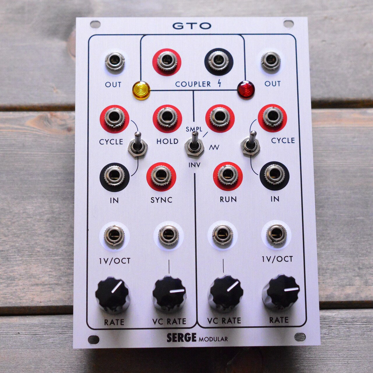 商品の詳細、状態などは【 梅田茶屋町店 】06-6292-7905または『商品についてのお問合せ』ボタンよりお問合せ下さい。シンセサイザー / モジュラーシンセ【商品状態】※※※【必ずご一読ください】※※※傷・使用感：傷・打痕などの使用感がございます。またその他の打痕・傷で写真では入りきらなかったものもありますので、お気軽に当店までお申し付けください。付属品：本体のみ、通常使用の上で問題なく演奏が可能でございます。また、こちらの商品は店内にて、現物を展示販売しております。可能な限り画像で確認出来るようにはしておりますが、ご来店が可能であれば是非現物をご確認ください。その際は店舗へ予めご連絡いただければ、当店スタッフがご準備してお待ちいたしますので、どうぞお気軽にご連絡ください。◆ご注意◆※こちらの商品は同時に店頭でも販売しております。　　売却時の商品情報の削除は迅速を心掛けておりますが、万一ご注文後に売り切れとなっておりました場合は、　　誠に申し訳ございませんがご容赦ください。※商品によって、調整等でお届けに2?3日いただく場合がございます。予めご了承ください。※商品のお問い合わせ、ご購入はメールでの対応を優先させていただく事を予めご了承ください。●当サイトでは転売や営利目的としたご注文に関してはキャンセル対応をさせていただきます。●こちらの商品は店頭でも同時に販売しております。●店頭や他のサイトでの売却時には商品情報の削除は迅速な対応を心がけておりますが万が一ご注文後に売切れとなっておりました場合は誠に申し訳ありませんがご了承下さい。●商品によって調整等でお届けにお時間をいただく場合がございます。●当店ではお買い上げ明細書のお渡しは行っておりません。　ご希望の場合はご注文後、お問い合わせよりご連絡下さいませ。　メールにてPDF形式のものをお送りさせていただきます。