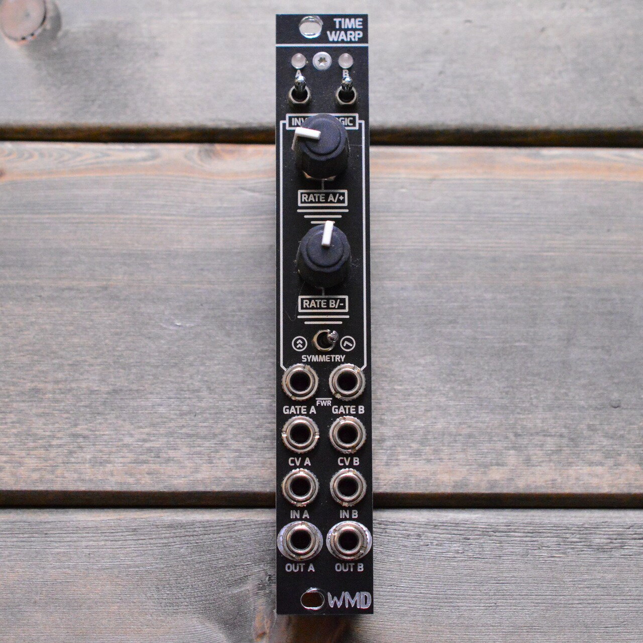 商品の詳細、状態などは【 梅田茶屋町店 】06-6292-7905または『商品についてのお問合せ』ボタンよりお問合せ下さい。シンセサイザー / モジュラーシンセ【商品状態】※※※【必ずご一読ください】※※※傷・使用感：傷・打痕などの使用感がございます。またその他の打痕・傷で写真では入りきらなかったものもありますので、お気軽に当店までお申し付けください。付属品：本体のみ、通常使用の上で問題なく演奏が可能でございます。また、こちらの商品は店内にて、現物を展示販売しております。可能な限り画像で確認出来るようにはしておりますが、ご来店が可能であれば是非現物をご確認ください。その際は店舗へ予めご連絡いただければ、当店スタッフがご準備してお待ちいたしますので、どうぞお気軽にご連絡ください。◆ご注意◆※こちらの商品は同時に店頭でも販売しております。　　売却時の商品情報の削除は迅速を心掛けておりますが、万一ご注文後に売り切れとなっておりました場合は、　　誠に申し訳ございませんがご容赦ください。※商品によって、調整等でお届けに2?3日いただく場合がございます。予めご了承ください。※商品のお問い合わせ、ご購入はメールでの対応を優先させていただく事を予めご了承ください。●当サイトでは転売や営利目的としたご注文に関してはキャンセル対応をさせていただきます。●こちらの商品は店頭でも同時に販売しております。●店頭や他のサイトでの売却時には商品情報の削除は迅速な対応を心がけておりますが万が一ご注文後に売切れとなっておりました場合は誠に申し訳ありませんがご了承下さい。●商品によって調整等でお届けにお時間をいただく場合がございます。●当店ではお買い上げ明細書のお渡しは行っておりません。　ご希望の場合はご注文後、お問い合わせよりご連絡下さいませ。　メールにてPDF形式のものをお送りさせていただきます。