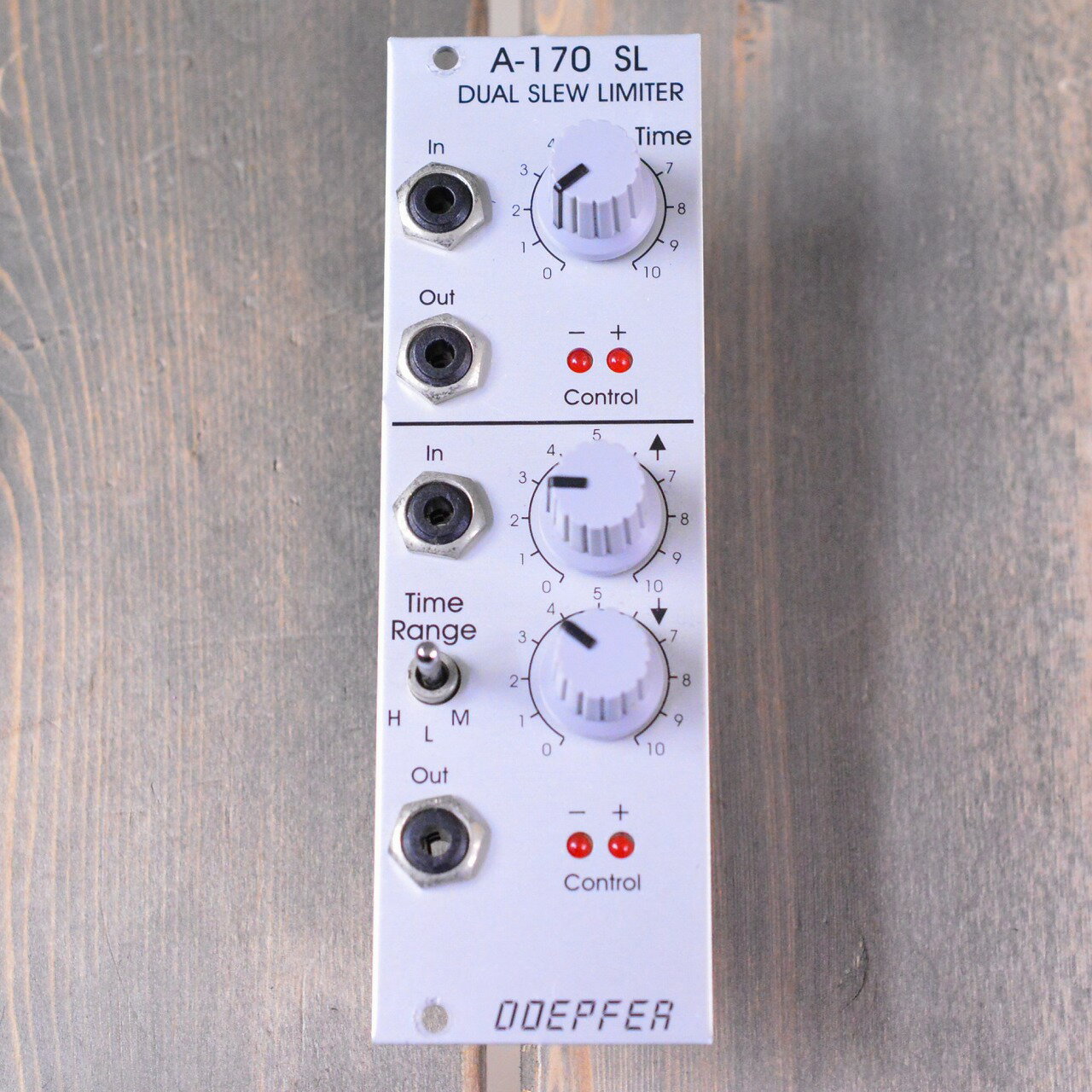 商品の詳細、状態などは【 梅田茶屋町店 】06-6292-7905または『商品についてのお問合せ』ボタンよりお問合せ下さい。シンセサイザー / モジュラーシンセ【商品状態】※※※【必ずご一読ください】※※※傷・使用感：傷・打痕などの使用感がございます。またその他の打痕・傷で写真では入りきらなかったものもありますので、お気軽に当店までお申し付けください。付属品：本体のみ、通常使用の上で問題なく演奏が可能でございます。また、こちらの商品は店内にて、現物を展示販売しております。可能な限り画像で確認出来るようにはしておりますが、ご来店が可能であれば是非現物をご確認ください。その際は店舗へ予めご連絡いただければ、当店スタッフがご準備してお待ちいたしますので、どうぞお気軽にご連絡ください。◆ご注意◆※こちらの商品は同時に店頭でも販売しております。　　売却時の商品情報の削除は迅速を心掛けておりますが、万一ご注文後に売り切れとなっておりました場合は、　　誠に申し訳ございませんがご容赦ください。※商品によって、調整等でお届けに2?3日いただく場合がございます。予めご了承ください。※商品のお問い合わせ、ご購入はメールでの対応を優先させていただく事を予めご了承ください。●当サイトでは転売や営利目的としたご注文に関してはキャンセル対応をさせていただきます。●こちらの商品は店頭でも同時に販売しております。●店頭や他のサイトでの売却時には商品情報の削除は迅速な対応を心がけておりますが万が一ご注文後に売切れとなっておりました場合は誠に申し訳ありませんがご了承下さい。●商品によって調整等でお届けにお時間をいただく場合がございます。●当店ではお買い上げ明細書のお渡しは行っておりません。　ご希望の場合はご注文後、お問い合わせよりご連絡下さいませ。　メールにてPDF形式のものをお送りさせていただきます。