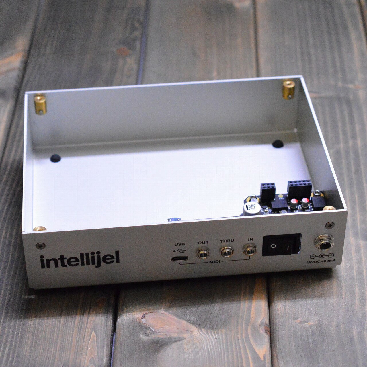 商品の詳細、状態などは【 梅田茶屋町店 】06-6292-7905または『商品についてのお問合せ』ボタンよりお問合せ下さい。シンセサイザー / モジュラーシンセ【商品状態】※※※【必ずご一読ください】※※※傷・使用感：傷・打痕などの使用感がございます。またその他の打痕・傷で写真では入りきらなかったものもありますので、お気軽に当店までお申し付けください。付属品：箱、アダプター、MIDIケーブル、通常使用の上で問題なく演奏が可能でございます。また、こちらの商品は店内にて、現物を展示販売しております。可能な限り画像で確認出来るようにはしておりますが、ご来店が可能であれば是非現物をご確認ください。その際は店舗へ予めご連絡いただければ、当店スタッフがご準備してお待ちいたしますので、どうぞお気軽にご連絡ください。◆ご注意◆※こちらの商品は同時に店頭でも販売しております。　　売却時の商品情報の削除は迅速を心掛けておりますが、万一ご注文後に売り切れとなっておりました場合は、　　誠に申し訳ございませんがご容赦ください。※商品によって、調整等でお届けに2?3日いただく場合がございます。予めご了承ください。※商品のお問い合わせ、ご購入はメールでの対応を優先させていただく事を予めご了承ください。●当サイトでは転売や営利目的としたご注文に関してはキャンセル対応をさせていただきます。●こちらの商品は店頭でも同時に販売しております。●店頭や他のサイトでの売却時には商品情報の削除は迅速な対応を心がけておりますが万が一ご注文後に売切れとなっておりました場合は誠に申し訳ありませんがご了承下さい。●商品によって調整等でお届けにお時間をいただく場合がございます。●当店ではお買い上げ明細書のお渡しは行っておりません。　ご希望の場合はご注文後、お問い合わせよりご連絡下さいませ。　メールにてPDF形式のものをお送りさせていただきます。