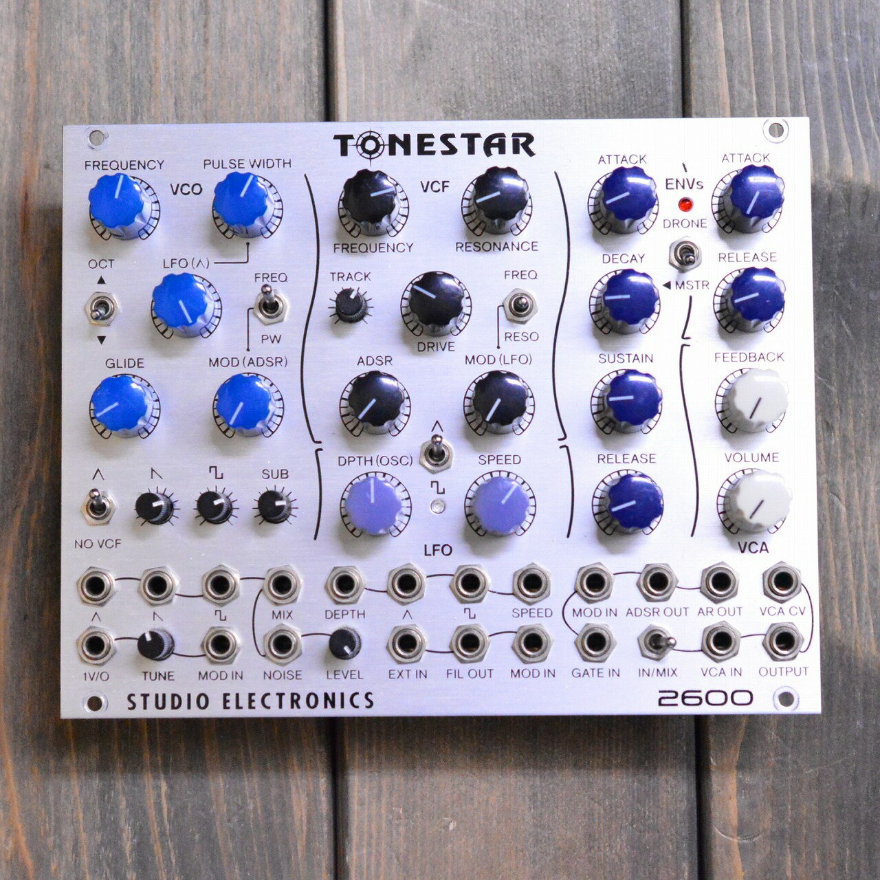 商品の詳細、状態などは【 梅田茶屋町店 】06-6292-7905または『商品についてのお問合せ』ボタンよりお問合せ下さい。シンセサイザー / モジュラーシンセ【商品状態】※※※【必ずご一読ください】※※※傷・使用感：傷・打痕などの使用感がございます。またその他の打痕・傷で写真では入りきらなかったものもありますので、お気軽に当店までお申し付けください。付属品：本体のみ、通常使用の上で問題なく演奏が可能でございます。また、こちらの商品は店内にて、現物を展示販売しております。可能な限り画像で確認出来るようにはしておりますが、ご来店が可能であれば是非現物をご確認ください。その際は店舗へ予めご連絡いただければ、当店スタッフがご準備してお待ちいたしますので、どうぞお気軽にご連絡ください。◆ご注意◆※こちらの商品は同時に店頭でも販売しております。　　売却時の商品情報の削除は迅速を心掛けておりますが、万一ご注文後に売り切れとなっておりました場合は、　　誠に申し訳ございませんがご容赦ください。※商品によって、調整等でお届けに2?3日いただく場合がございます。予めご了承ください。※商品のお問い合わせ、ご購入はメールでの対応を優先させていただく事を予めご了承ください。●当サイトでは転売や営利目的としたご注文に関してはキャンセル対応をさせていただきます。●こちらの商品は店頭でも同時に販売しております。●店頭や他のサイトでの売却時には商品情報の削除は迅速な対応を心がけておりますが万が一ご注文後に売切れとなっておりました場合は誠に申し訳ありませんがご了承下さい。●商品によって調整等でお届けにお時間をいただく場合がございます。●当店ではお買い上げ明細書のお渡しは行っておりません。　ご希望の場合はご注文後、お問い合わせよりご連絡下さいませ。　メールにてPDF形式のものをお送りさせていただきます。