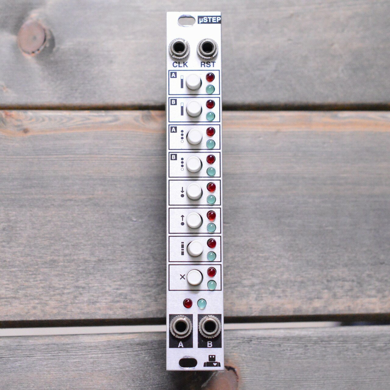 商品の詳細、状態などは【 梅田茶屋町店 】06-6292-7905または『商品についてのお問合せ』ボタンよりお問合せ下さい。シンセサイザー / モジュラーシンセ【商品状態】※※※【必ずご一読ください】※※※傷・使用感：傷・打痕などの使用感がございます。またその他の打痕・傷で写真では入りきらなかったものもありますので、お気軽に当店までお申し付けください。付属品：本体のみ、通常使用の上で問題なく演奏が可能でございます。また、こちらの商品は店内にて、現物を展示販売しております。可能な限り画像で確認出来るようにはしておりますが、ご来店が可能であれば是非現物をご確認ください。その際は店舗へ予めご連絡いただければ、当店スタッフがご準備してお待ちいたしますので、どうぞお気軽にご連絡ください。◆ご注意◆※こちらの商品は同時に店頭でも販売しております。　　売却時の商品情報の削除は迅速を心掛けておりますが、万一ご注文後に売り切れとなっておりました場合は、　　誠に申し訳ございませんがご容赦ください。※商品によって、調整等でお届けに2?3日いただく場合がございます。予めご了承ください。※商品のお問い合わせ、ご購入はメールでの対応を優先させていただく事を予めご了承ください。●当サイトでは転売や営利目的としたご注文に関してはキャンセル対応をさせていただきます。●こちらの商品は店頭でも同時に販売しております。●店頭や他のサイトでの売却時には商品情報の削除は迅速な対応を心がけておりますが万が一ご注文後に売切れとなっておりました場合は誠に申し訳ありませんがご了承下さい。●商品によって調整等でお届けにお時間をいただく場合がございます。●当店ではお買い上げ明細書のお渡しは行っておりません。　ご希望の場合はご注文後、お問い合わせよりご連絡下さいませ。　メールにてPDF形式のものをお送りさせていただきます。