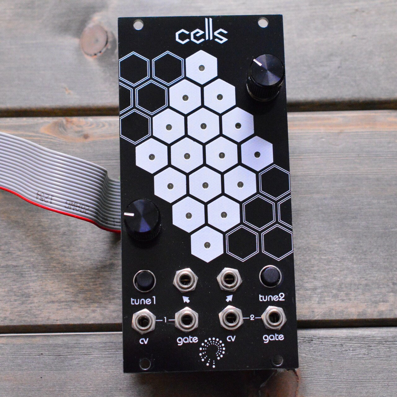 商品の詳細、状態などは【 梅田茶屋町店 】06-6292-7905または『商品についてのお問合せ』ボタンよりお問合せ下さい。シンセサイザー / モジュラーシンセ【商品状態】※※※【必ずご一読ください】※※※傷・使用感：傷・打痕などの使用感がございます。またその他の打痕・傷で写真では入りきらなかったものもありますので、お気軽に当店までお申し付けください。付属品：本体のみ、通常使用の上で問題なく演奏が可能でございます。また、こちらの商品は店内にて、現物を展示販売しております。可能な限り画像で確認出来るようにはしておりますが、ご来店が可能であれば是非現物をご確認ください。その際は店舗へ予めご連絡いただければ、当店スタッフがご準備してお待ちいたしますので、どうぞお気軽にご連絡ください。◆ご注意◆※こちらの商品は同時に店頭でも販売しております。　　売却時の商品情報の削除は迅速を心掛けておりますが、万一ご注文後に売り切れとなっておりました場合は、　　誠に申し訳ございませんがご容赦ください。※商品によって、調整等でお届けに2?3日いただく場合がございます。予めご了承ください。※商品のお問い合わせ、ご購入はメールでの対応を優先させていただく事を予めご了承ください。●当サイトでは転売や営利目的としたご注文に関してはキャンセル対応をさせていただきます。●こちらの商品は店頭でも同時に販売しております。●店頭や他のサイトでの売却時には商品情報の削除は迅速な対応を心がけておりますが万が一ご注文後に売切れとなっておりました場合は誠に申し訳ありませんがご了承下さい。●商品によって調整等でお届けにお時間をいただく場合がございます。●当店ではお買い上げ明細書のお渡しは行っておりません。　ご希望の場合はご注文後、お問い合わせよりご連絡下さいませ。　メールにてPDF形式のものをお送りさせていただきます。