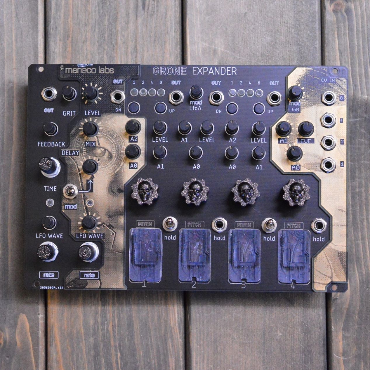 商品の詳細、状態などは【 梅田茶屋町店 】06-6292-7905または『商品についてのお問合せ』ボタンよりお問合せ下さい。シンセサイザー / モジュラーシンセ【商品状態】※※※【必ずご一読ください】※※※傷・使用感：傷・打痕などの使用感がございます。またその他の打痕・傷で写真では入りきらなかったものもありますので、お気軽に当店までお申し付けください。付属品：本体のみ、通常使用の上で問題なく演奏が可能でございます。また、こちらの商品は店内にて、現物を展示販売しております。可能な限り画像で確認出来るようにはしておりますが、ご来店が可能であれば是非現物をご確認ください。その際は店舗へ予めご連絡いただければ、当店スタッフがご準備してお待ちいたしますので、どうぞお気軽にご連絡ください。◆ご注意◆※こちらの商品は同時に店頭でも販売しております。　　売却時の商品情報の削除は迅速を心掛けておりますが、万一ご注文後に売り切れとなっておりました場合は、　　誠に申し訳ございませんがご容赦ください。※商品によって、調整等でお届けに2?3日いただく場合がございます。予めご了承ください。※商品のお問い合わせ、ご購入はメールでの対応を優先させていただく事を予めご了承ください。●当サイトでは転売や営利目的としたご注文に関してはキャンセル対応をさせていただきます。●こちらの商品は店頭でも同時に販売しております。●店頭や他のサイトでの売却時には商品情報の削除は迅速な対応を心がけておりますが万が一ご注文後に売切れとなっておりました場合は誠に申し訳ありませんがご了承下さい。●商品によって調整等でお届けにお時間をいただく場合がございます。●当店ではお買い上げ明細書のお渡しは行っておりません。　ご希望の場合はご注文後、お問い合わせよりご連絡下さいませ。　メールにてPDF形式のものをお送りさせていただきます。