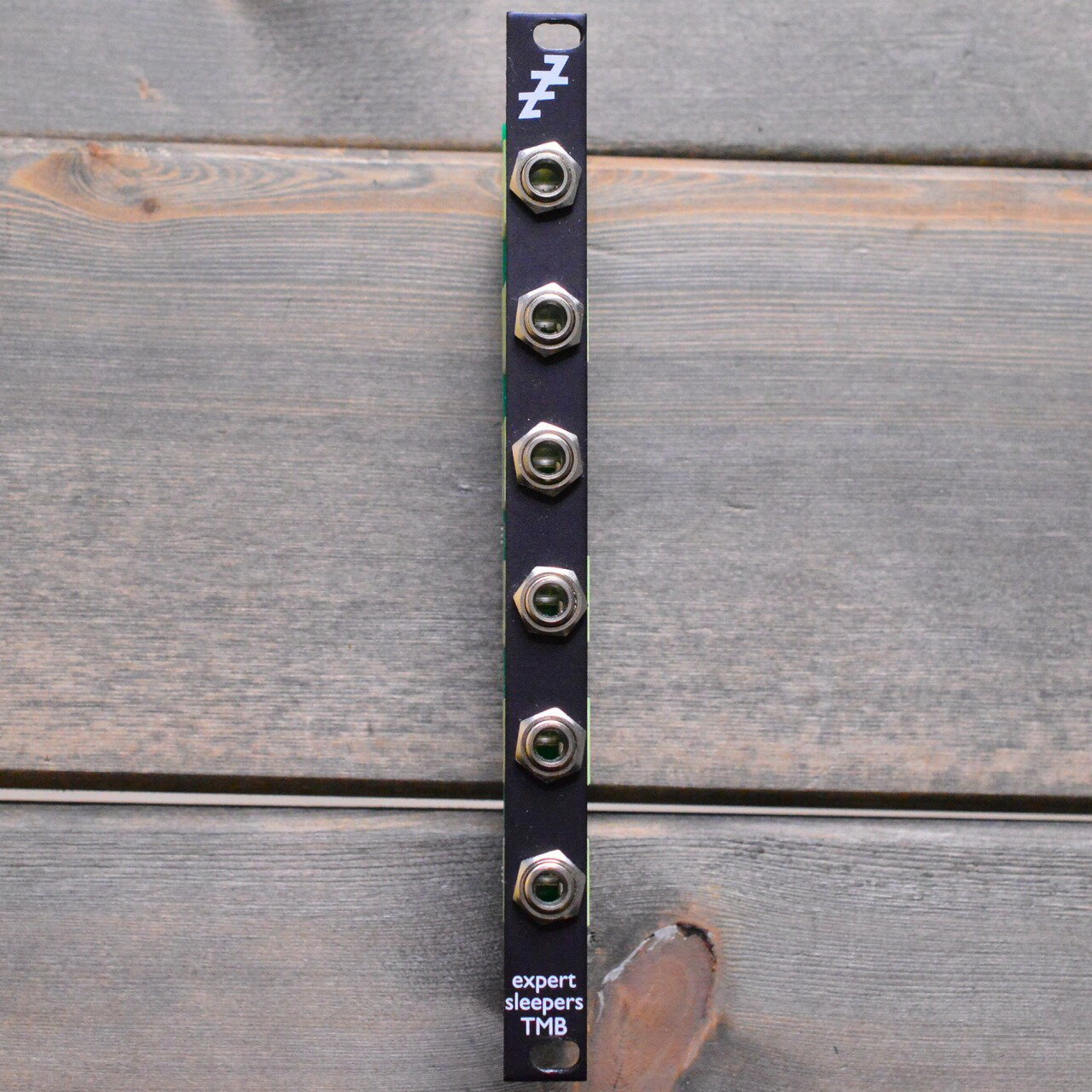 商品の詳細、状態などは【 梅田茶屋町店 】06-6292-7905または『商品についてのお問合せ』ボタンよりお問合せ下さい。シンセサイザー / モジュラーシンセ【商品状態】※※※【必ずご一読ください】※※※傷・使用感：傷・打痕などの使用感がございます。またその他の打痕・傷で写真では入りきらなかったものもありますので、お気軽に当店までお申し付けください。付属品：本体のみ、通常使用の上で問題なく演奏が可能でございます。また、こちらの商品は店内にて、現物を展示販売しております。可能な限り画像で確認出来るようにはしておりますが、ご来店が可能であれば是非現物をご確認ください。その際は店舗へ予めご連絡いただければ、当店スタッフがご準備してお待ちいたしますので、どうぞお気軽にご連絡ください。◆ご注意◆※こちらの商品は同時に店頭でも販売しております。　　売却時の商品情報の削除は迅速を心掛けておりますが、万一ご注文後に売り切れとなっておりました場合は、　　誠に申し訳ございませんがご容赦ください。※商品によって、調整等でお届けに2?3日いただく場合がございます。予めご了承ください。※商品のお問い合わせ、ご購入はメールでの対応を優先させていただく事を予めご了承ください。●当サイトでは転売や営利目的としたご注文に関してはキャンセル対応をさせていただきます。●こちらの商品は店頭でも同時に販売しております。●店頭や他のサイトでの売却時には商品情報の削除は迅速な対応を心がけておりますが万が一ご注文後に売切れとなっておりました場合は誠に申し訳ありませんがご了承下さい。●商品によって調整等でお届けにお時間をいただく場合がございます。●当店ではお買い上げ明細書のお渡しは行っておりません。　ご希望の場合はご注文後、お問い合わせよりご連絡下さいませ。　メールにてPDF形式のものをお送りさせていただきます。