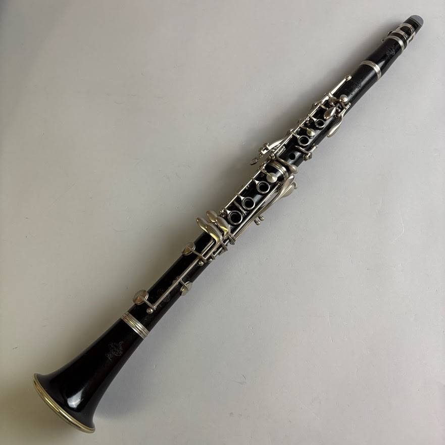 商品の詳細、状態などは【 そよら成田ニュータウン店 】0476-28-0511または『商品についてのお問合せ』ボタンよりお問合せ下さい。クラリネット / B♭クラリネット / 木管【付属品】ケースリガチャーマウスピース※使用感有りマウスピースキャップ【特徴】《Buffet Crampon》1825年にドゥニ・ビュッフェ=オージェ氏がフランスのパリでクラリネットの工房を開いたのがクランポン社のはじまりです。ビュッフェ・クランポンはベームシステムを生み出し、伝統の技と革新の技術で、世界中のクラリネット奏者から愛されているメーカーです。《BC20》BC20は1950年代以前、R13が発売される前にクランポンの主力として製造されていたモデルです。(1950年代から1970年代頃まで生産されていたモデル)現行機種トラディションやレジェンドに採用された新たな『第3の内径』はこのBC20の内径に着想を得たとのこと。素朴ながら抜けの良い音色と軽やかな吹奏感は現代の機種と比べても遜色なく、ソロから吹奏楽、ジャズにも幅広く使用できるモデルです。太くて素直な音が特徴です。【状態】工房にて調整済　2026/5ジョイントリング固定2ヵ所(バレル上下) ベルリング固定 全タンポ交換(スキン) 全軟物交換(唄口ジョイントコルク以外)唄口ジョイントコルク交換【保証】3ヵ月※保証は日本国内のみ有効●当サイトでは転売や営利目的としたご注文に関してはキャンセル対応をさせていただきます。●こちらの商品は店頭でも同時に販売しております。●店頭や他のサイトでの売却時には商品情報の削除は迅速な対応を心がけておりますが万が一ご注文後に売切れとなっておりました場合は誠に申し訳ありませんがご了承下さい。●商品によって調整等でお届けにお時間をいただく場合がございます。●当店ではお買い上げ明細書のお渡しは行っておりません。　ご希望の場合はご注文後、お問い合わせよりご連絡下さいませ。　メールにてPDF形式のものをお送りさせていただきます。お支払い合計金額が3万円以上（税込）のお買い上げで月々のお支払いが3000円以上にてご利用いただけます。※ご利用には信販会社の所定の審査がございます。具体的なお支払い例やプラン詳細はバナーをクリックしてご確認ください。