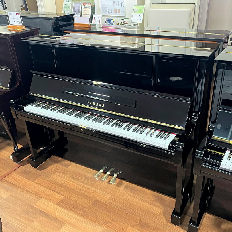 商品の詳細、状態などは【 ピアノセレクションセンター 】048-845-8191または『商品についてのお問合せ』ボタンよりお問合せ下さい。ピアノ / アップライトピアノ人気の高いUX支柱シリーズ。121の高さでありながら美しくダイナミックな音色はUXならではの響きがございます。1986年製高さ:121cm幅:150cm奥行:61cm重量:219kg消音: 無自動演奏:無生産国:日本製響板:ヤマハオリジナルハンマー:オールアンダーフェルト白鍵盤:アクリル黒鍵盤:フェノール鍵盤蓋:スローダウン機能無配送までの流れ■配送設置について別途配送設置料金がかかります。（ピアノ専門の運送業者にて配送いたします。）■配送設置料金お支払い方法・ピアノご購入後、設置場所の詳細をメール・またはお電話にて確認させて頂きます。（搬入経路により要お下見）　■ご納品日　配送設置料のご決済完了を確認次第、最速可能日を追ってご連絡致します。※大型商品の為、お時間のご指定や、午前・午後のご指定はお受けできません。■基本配送料金（税込）の目安（当店〜お客様宅間）アップライトピアノ・1区　30km圏内　25,300円〜・2区　50km圏内　28,600円〜・3区　50km以上　要お見積■特殊作業料金（税込）・2Fクレーン／階段作業　13,200円（階数増1F毎6,600円）・エレベーター作業　4,400円・外階段（5〜10段）　11,000円※一部離島へはお届けできない場合がございます。　設置場所により以下特殊作業が発生する場合は別途料金がかかります。※通常のクレーンで届かない場合、クレーン車が変わり費用も変動致します為、　お下見後（4,400円（税込））にご案内いたします。●当サイトでは転売や営利目的としたご注文に関してはキャンセル対応をさせていただきます。●こちらの商品は店頭でも同時に販売しております。●店頭や他のサイトでの売却時には商品情報の削除は迅速な対応を心がけておりますが万が一ご注文後に売切れとなっておりました場合は誠に申し訳ありませんがご了承下さい。●商品によって調整等でお届けにお時間をいただく場合がございます。●当店ではお買い上げ明細書のお渡しは行っておりません。　ご希望の場合はご注文後、お問い合わせよりご連絡下さいませ。　メールにてPDF形式のものをお送りさせていただきます。お支払い合計金額が3万円以上（税込）のお買い上げで月々のお支払いが3000円以上にてご利用いただけます。※ご利用には信販会社の所定の審査がございます。具体的なお支払い例やプラン詳細はバナーをクリックしてご確認ください。