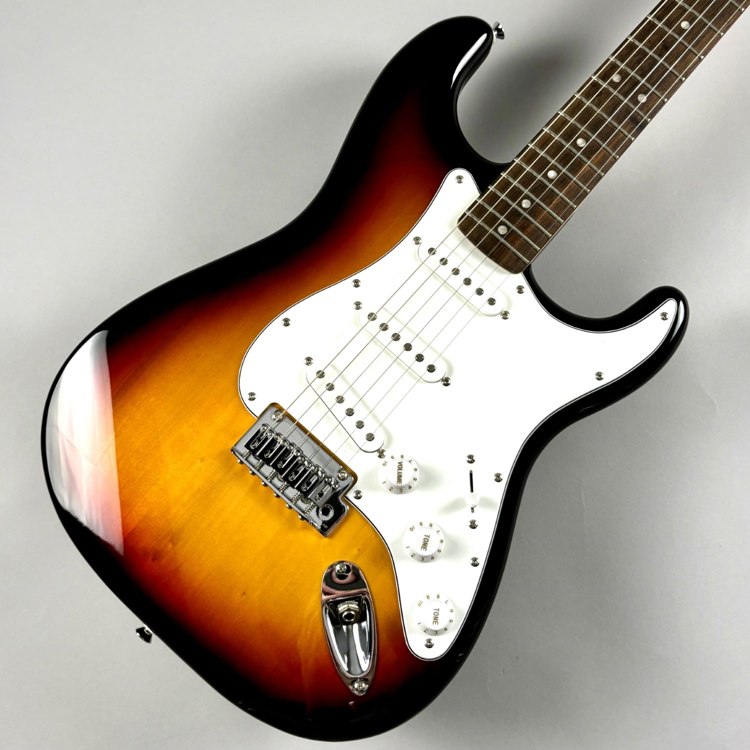【中古】Squier by Fender（スクワイヤー / スクワイア）/ Affinity Series Stratocaster Laurel Fingerboard White Pickguard 3-Color Sunburst　【USED】【USED】【プレ葉ウォーク浜北店】(2500002515550)