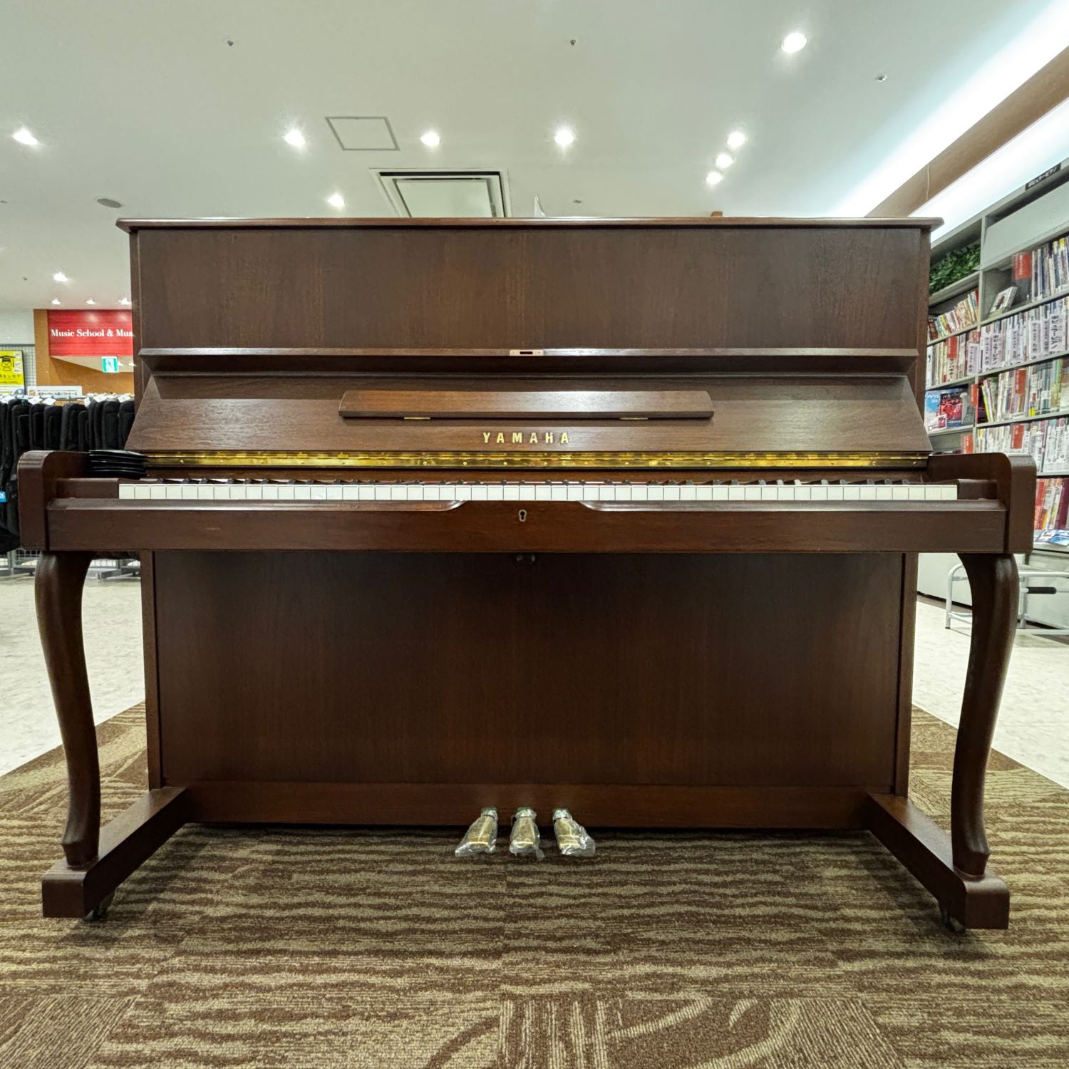 商品の詳細、状態などは【 ららぽーと磐田店 】0538-59-0390または『商品についてのお問合せ』ボタンよりお問合せ下さい。ピアノ / アップライトピアノ【ご成約特典】■高低自在椅子■トップカバー■お手入れセット■防錆剤■湿度調整剤■インシュレーターor敷板■納品後調律1回サービス※「納品後調律1回サービス」について設置環境にピアノが馴染んだ頃(1週間以降 1ヶ月以内)を目安にお伺いいたします。その後は1年毎に調律ネットサービス・担当調律師よりご連絡をさせていただき、末永くご愛用頂けます様サポートいたします。【配送方法】こちらの商品は静岡県よりピアノ専門の運送業者にて配送いたします。●静岡県西部地域1Fのお届けの場合、\30,250(税込)です。●その他の地区は配送設置の追加料金が発生しますので別途お見積もりさせていただきます。＜以下オプション作業別途請求になります＞●階段上げ：2F ￥16,500(税込)　3以上は1階増すごとに＋￥11,000(税込)●クレーン作業：別途お見積り配送設置先のご住所、階数、エレベーターの有無を【備考欄】にご記入のうえ、お問い合わせ下さい。送料確認後、合計金額を折り返しご連絡致します。【配送日】●ご希望日と併せてご相談の上での決定になります●時間の指定は出来ません（午前午後指定有料）【詳細情報】仕上げ：ウォルナット艶消し高さ：121cm幅：150cm奥行き：61cm重量：218kgペダル：3本消音：なし自動演奏：なし生産国：日本白鍵盤：アクリル黒鍵盤：フェノール鍵盤蓋：スローダウン機能なし●当サイトでは転売や営利目的としたご注文に関してはキャンセル対応をさせていただきます。●こちらの商品は店頭でも同時に販売しております。●店頭や他のサイトでの売却時には商品情報の削除は迅速な対応を心がけておりますが万が一ご注文後に売切れとなっておりました場合は誠に申し訳ありませんがご了承下さい。●商品によって調整等でお届けにお時間をいただく場合がございます。●当店ではお買い上げ明細書のお渡しは行っておりません。　ご希望の場合はご注文後、お問い合わせよりご連絡下さいませ。　メールにてPDF形式のものをお送りさせていただきます。お支払い合計金額が3万円以上（税込）のお買い上げで月々のお支払いが3000円以上にてご利用いただけます。※ご利用には信販会社の所定の審査がございます。具体的なお支払い例やプラン詳細はバナーをクリックしてご確認ください。