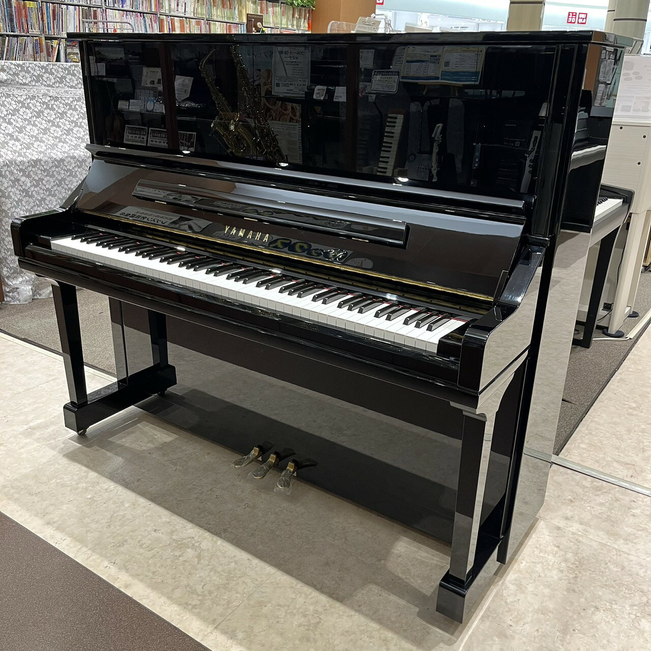 商品の詳細、状態などは【 イオンモールかほく店 】076-289-0520または『商品についてのお問合せ』ボタンよりお問合せ下さい。ピアノ / アップライトピアノ■こちらの商品はご購入にお進みいただく前に、必ず当店へお問い合わせを頂きます様お願いいたします。ヤマハ YU33 は、高さ131cmのキャビネットを採用したアップライトピアノで、豊かな響きと優れた演奏性を兼ね備えたモデルです。広い響板と長い弦により、低音は深く力強く、高音は透明感のある美しい音色を実現。繊細なタッチにも素直に応え、初心者から上級者まで幅広い演奏者の表現力を引き出します。ヤマハが長年培ってきた設計技術と厳選された素材により、安定した音質と耐久性を実現しているほか、鍵盤蓋にはゆっくり閉まるソフトランディング機構を採用し、安全性にも配慮されています。毎日の練習はもちろん、本格的な演奏にも応える、長く愛用できる一台です。※中古商品ですので擦り傷や軽微な打痕などございます。■高さ：131cm■横幅：153cm■奥行：65cm■重量：246kg■製造年：2007年製造■外装仕上げ：鏡面艶出し塗装■ペダル：3本ペダル■生産：日本■ご成約特典:　高低椅子、トップカバー、お手入れセット、防錆剤、湿度調整剤、インシュレーターor敷板、納品後調律1回サービス■『納品後調律1回サービス』について設置環境にピアノが馴染んだ頃(1週間以降 1ヶ月以内)を目安にお伺い致します。その後は1年毎に調律ネットサービス・担当調律師よりご連絡をさせて頂き、末永くご愛用頂けます様サポートさせて頂きます。?配送までの流れ?■配送設置について別途配送設置料金がかかります。（ピアノ専門の運送業者にて配送いたします。）■配送設置料金お支払い方法・ピアノご購入後、設置場所の詳細をメール・またはお電話にて確認させて頂きます。（搬入経路により要お下見）　■ご納品日　配送設置料のご決済完了を確認次第、最速可能日を追ってご連絡致します。※大型商品の為、お時間のご指定や、午前・午後のご指定はお受けできません。■基本配送料金（税込）の目安（当店?お客様宅間）アップライトピアノ・1区　30km圏内　22,000円?・2区　50km圏内　25,300円?・3区　50km以上　要お見積■特殊作業料金（税込）・2Fクレーン／階段作業　15,400円（階数増1F毎11,660円）・エレベーター作業　4,400円・外階段（5?10段）　11,660円※一部離島へはお届けできない場合がございます。　設置場所により以下特殊作業が発生する場合は別途料金がかかります。※通常のクレーンで届かない場合、クレーン車が変わり費用も変動致します為、　お下見後（4,400円（税込））にご案内いたします。【配送方法】こちらの商品は石川県よりピアノ専門の運送業者にて配送いたします。遠方への配送の場合には、お届けまで2週間以上かかる場合もございます。 基本配送設置料金 無料地域 石川県(能登地方除く)配送設置追加料金なし上記地区の配送設置料金は無料となります。沖縄県及び離島は配送設置対応が出来ません。ご了承下さいませ。●【配送設置とは】運送業者により、配送からお部屋への設置まで行います。●その他の地区は配送設置の追加料金が発生しますので別途お見積もりさせていただきます。※お届け先の市区町村によって配送料は異なります。　詳細のお見積もりご希望の場合には「お問合わせ」よりご連絡ください。＜以下オプション作業別途請求になります＞●階段上げ：1階につき4,400円（3F 8,800円、4F 13,200円)（税込）、大型の場合は1階につき8,800円、3F 17,600円、4F 26,400円●外階段作業：5-10段ごとに5,500円（税込）●クレーン作業：別途お見積り【配送日】●ご希望日と併せてご相談の上での決定になります●時間の指定は出来ません（午前午後含めて）【保証】 3ヶ月＊保証規定は別途画像に掲載している内容を確認下さい。●当サイトでは転売や営利目的としたご注文に関してはキャンセル対応をさせていただきます。●こちらの商品は店頭でも同時に販売しております。●店頭や他のサイトでの売却時には商品情報の削除は迅速な対応を心がけておりますが万が一ご注文後に売切れとなっておりました場合は誠に申し訳ありませんがご了承下さい。●商品によって調整等でお届けにお時間をいただく場合がございます。●当店ではお買い上げ明細書のお渡しは行っておりません。　ご希望の場合はご注文後、お問い合わせよりご連絡下さいませ。　メールにてPDF形式のものをお送りさせていただきます。お支払い合計金額が3万円以上（税込）のお買い上げで月々のお支払いが3000円以上にてご利用いただけます。※ご利用には信販会社の所定の審査がございます。具体的なお支払い例やプラン詳細はバナーをクリックしてご確認ください。