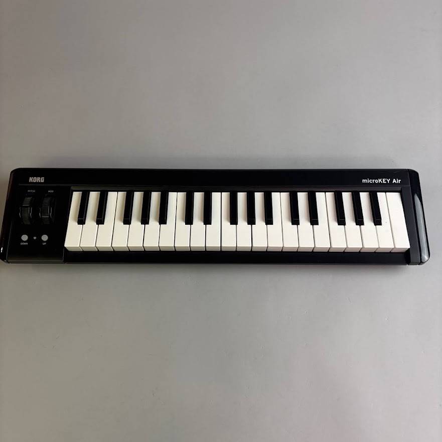 商品の詳細、状態などは【 そよら成田ニュータウン店 】0476-28-0511または『商品についてのお問合せ』ボタンよりお問合せ下さい。DTM / DAW / MIDI鍵盤 / MIDIコントローラー【付属品】ケーブル【特徴】KORG（コルグ）の「microKEY Air-37」は、USB接続とBluetooth MIDIによるワイヤレス接続に対応した、37鍵仕様のMIDIキーボード／MIDIコントローラーです。本体の型番は「MICROKEY2-37AIR」です。鍵盤には、演奏の強弱をMIDI情報として入力できるベロシティ対応のナチュラル・タッチ・ミニ・キーボードを採用。黒鍵と白鍵の比率が演奏しやすいように調整されており、コード入力やメロディの打ち込み、速いフレーズの演奏などに対応します。Bluetooth Low Energy MIDIに対応しており、対応するWindows PC、Mac、iPhone、iPadなどとワイヤレスで接続可能です。USBケーブルによる有線接続にも対応しているため、使用環境に合わせて接続方法を選べます。USB接続時はUSBバスパワーで動作し、ワイヤレス接続時は単3形アルカリ乾電池またはニッケル水素電池2本で駆動します。ケーブルを使わずに使用できるため、デスク上のDTM環境からモバイルでの音楽制作まで幅広く活用できます。ピッチベンド・ホイール、モジュレーション・ホイール、オクターブ・シフト・ボタンを搭載。オクターブは−4から＋4まで切り替えられ、キー・トランスポーズ機能と組み合わせて幅広い音域を演奏できます。別売のダンパーペダルやペダルスイッチを接続できるアサイナブル・スイッチ端子も搭載。専用ソフトウェア「KORG KONTROL Editor」を使用することで、MIDIチャンネル、トランスポーズ、ベロシティカーブなどの設定を変更できます。DAWソフトへのMIDI入力、ソフトウェア音源の演奏、DTM、作曲、宅録、ビートメイクなどに活用できる、軽量で省スペースなワイヤレスMIDIキーボードです。【状態】動作確認済み【保証】なし●当サイトでは転売や営利目的としたご注文に関してはキャンセル対応をさせていただきます。●こちらの商品は店頭でも同時に販売しております。●店頭や他のサイトでの売却時には商品情報の削除は迅速な対応を心がけておりますが万が一ご注文後に売切れとなっておりました場合は誠に申し訳ありませんがご了承下さい。●商品によって調整等でお届けにお時間をいただく場合がございます。●当店ではお買い上げ明細書のお渡しは行っておりません。　ご希望の場合はご注文後、お問い合わせよりご連絡下さいませ。　メールにてPDF形式のものをお送りさせていただきます。お支払い合計金額が3万円以上（税込）のお買い上げで月々のお支払いが3000円以上にてご利用いただけます。※ご利用には信販会社の所定の審査がございます。具体的なお支払い例やプラン詳細はバナーをクリックしてご確認ください。