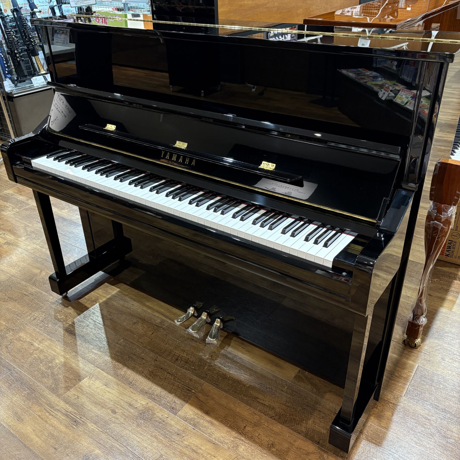 商品の詳細、状態などは【 イオンモール盛岡南店 】019-903-8480または『商品についてのお問合せ』ボタンよりお問合せ下さい。ピアノ / アップライトピアノ■製造年数：2013年■ペダル：3本ペダル■高さ：121cm■幅：153cm■奥行：61cm■重さ：282kg■外装：黒色艶出し仕上げ■鍵盤数：88鍵盤【ご成約特典】高低椅子、トップカバー、お手入れセット、防錆剤、湿度調整材、インシュレーターor敷板、納品後調律1回サービス■『納品後調律1回サービス』について設置環境にピアノが馴染んだ頃(1週間以降 1ヶ月以内)を目安にお伺い致します。その後は1年毎に調律ネットサービス・担当調律師よりご連絡をさせて頂き、末永くご愛用頂けます様サポートさせて頂きます。【配送までの流れ】■配送設置について別途配送設置料金がかかります。（ピアノ専門の運送業者にて配送いたします。）■配送設置料金お支払い方法・ピアノご購入後、設置場所の詳細をメール・またはお電話にて確認させて頂きます。・配送設置料のお支払いは、別途メールにてご決済のURLをお送り致しますので、お手続きをお願い致します。（搬入経路により要お下見）■ご納品日配送設置料のご決済完了を確認次第、最速可能日を追ってご連絡致します。※大型商品の為、お時間のご指定や、午前・午後のご指定はお受けできません。■基本配送料金（税込）の目安（当店 お客様宅間）アップライトピアノ・1区 30km圏内 23,100円・2区 50km圏内 26,400円・3区 50km以上 要お見積■特殊作業料金（税込）・2Fクレーン／階段作業 15,400円（階数増1F毎11,660円）・エレベーター作業 4,400円・外階段（5 10段） 11,660円※一部離島へはお届けできない場合がございます。設置場所により以下特殊作業が発生する場合は別途料金がかかります。※通常のクレーンで届かない場合、クレーン車が変わり費用も変動致します為、お下見後（4,400円（税込））にご案内いたします。■管理コード:2500004232042■ご注意こちらの商品は店頭、他ECサイトでも販売しております。在庫情報の更新は迅速を心掛けておりますが、万一ご注文時に売り切れていた際は、商品がご用意できない場合がございます。誠に恐れ入りますがご容赦ください。ヤマハらしいクリアでバランスの取れた音色の1台。2013年製と比較的新しい年式のモデルなので、クセがあまりなく、これからの伸びしろを感じる1台です。●当サイトでは転売や営利目的としたご注文に関してはキャンセル対応をさせていただきます。●こちらの商品は店頭でも同時に販売しております。●店頭や他のサイトでの売却時には商品情報の削除は迅速な対応を心がけておりますが万が一ご注文後に売切れとなっておりました場合は誠に申し訳ありませんがご了承下さい。●商品によって調整等でお届けにお時間をいただく場合がございます。●当店ではお買い上げ明細書のお渡しは行っておりません。　ご希望の場合はご注文後、お問い合わせよりご連絡下さいませ。　メールにてPDF形式のものをお送りさせていただきます。お支払い合計金額が3万円以上（税込）のお買い上げで月々のお支払いが3000円以上にてご利用いただけます。※ご利用には信販会社の所定の審査がございます。具体的なお支払い例やプラン詳細はバナーをクリックしてご確認ください。