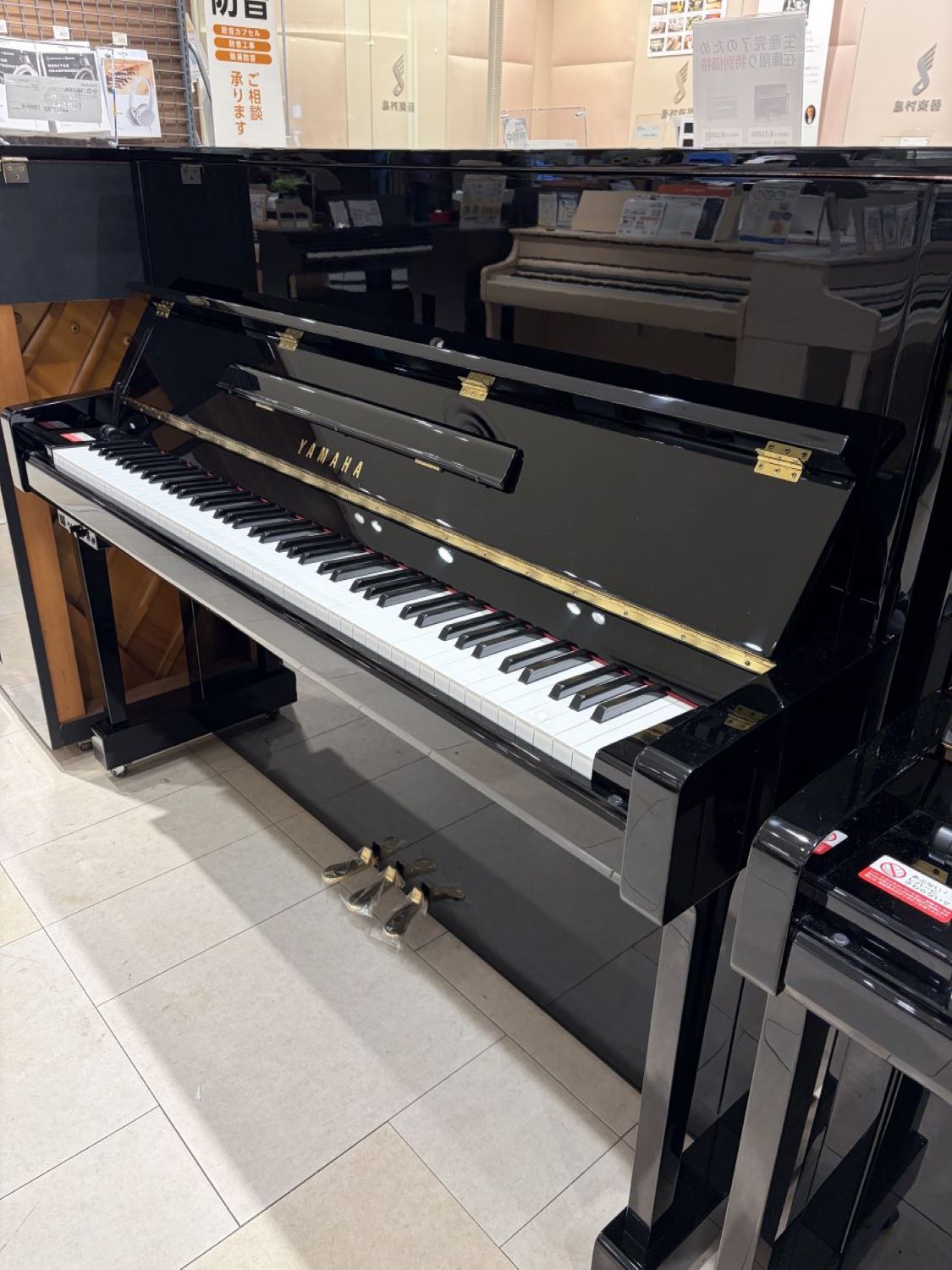 商品の詳細、状態などは【 イオンモール幕張新都心店 】043-350-4800または『商品についてのお問合せ』ボタンよりお問合せ下さい。ピアノ / アップライトピアノ2023年製・高さ　121・幅　　152・奥行　61・重さ　237ご成約特典高低椅子、トップカバー、お手入れセット、防錆剤、湿度調整材、インシュレーターor敷板、納品後調律1回サービス■『納品後調律1回サービス』について設置環境にピアノが馴染んだ頃(1週間以降 1ヶ月以内)を目安にお伺い致します。その後は1年毎に調律ネットサービス・担当調律師よりご連絡をさせて頂き、末永くご愛用頂けます様サポートさせて頂きます。配送までの流れ■配送設置について別途配送設置料金がかかります。（ピアノ専門の運送業者にて配送いたします。）■配送設置料金お支払い方法・ピアノご購入後、設置場所の詳細をメール・またはお電話にて確認させて頂きます。（搬入経路により要お下見いたします）　■ご納品日　配送設置料のご決済完了を確認次第、最速可能日を追ってご連絡致します。※大型商品の為、お時間のご指定や、午前・午後のご指定はお受けできません。■基本配送料金（税込）の目安（当店〜お客様宅間）アップライトピアノ・1区　30km圏内　24,200円〜・2区　50km圏内　27,500円〜・3区　50km以上　要お見積■特殊作業料金（税込）・2Fクレーン／階段作業　13,200円（階数増1F毎6,600円）・エレベーター作業　4,400円・外階段（5〜10段）　11,000円※一部離島へはお届けできない場合がございます。　設置場所により以下特殊作業が発生する場合は別途料金がかかります。※通常のクレーンで届かない場合、クレーン車が変わり費用も変動致します為、　お下見後（4,400円（税込））にご案内いたします。■管理コード:2500004194395=============================◆便利なショッピングクレジット＜メリット1＞クレジットカードも店舗来店も不要！自宅からスマートフォン・タブレット・パソコンでスピーディーなお申し込み可能です。＜メリット2＞1回払い、分割払い、ボーナス払い（併用もOK）など月々のお支払い金額はお客様の返済計画に合わせ柔軟に対応可能です。※18歳以上(高校生不可)が対象です。◆掲載店舗以外でのお受け取り当社規定の送料をご負担いただきます。◆ご注意こちらの商品は店頭、他ECサイトでも販売しております。在庫情報の更新は迅速を心掛けておりますが、万一ご注文時に売り切れていた際は、商品がご用意できない場合がございます。誠に恐れ入りますがご容赦ください。◆転売、営利目的でのご注文に関して当社サイトは転売や営利目的でのご注文はキャンセル対応をさせていただきます。●当サイトでは転売や営利目的としたご注文に関してはキャンセル対応をさせていただきます。●こちらの商品は店頭でも同時に販売しております。●店頭や他のサイトでの売却時には商品情報の削除は迅速な対応を心がけておりますが万が一ご注文後に売切れとなっておりました場合は誠に申し訳ありませんがご了承下さい。●商品によって調整等でお届けにお時間をいただく場合がございます。●当店ではお買い上げ明細書のお渡しは行っておりません。　ご希望の場合はご注文後、お問い合わせよりご連絡下さいませ。　メールにてPDF形式のものをお送りさせていただきます。お支払い合計金額が3万円以上（税込）のお買い上げで月々のお支払いが3000円以上にてご利用いただけます。※ご利用には信販会社の所定の審査がございます。具体的なお支払い例やプラン詳細はバナーをクリックしてご確認ください。