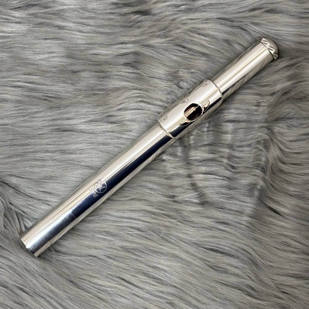 商品の詳細、状態などは【 名古屋則武新町店 】052-589-4050または『商品についてのお問合せ』ボタンよりお問合せ下さい。フルート / ピッコロ / 木管■仕様管体材質：Ag995、Pt5、巻き管リッププレート：Ag950、彫刻付/、4Kウィング付きライザー：14Kクラウン：Ag950■付属品木製頭部管ケース■状態リッププレート部分にくすみがあります。※こちらの商品は中古品になります。宝飾職人でもあるソン氏によって誕生したフルートの頭部管メーカーです。貴金属を知り尽くしたソン氏の手により作り出される頭部管は、多彩な音色を引き出すことが可能で、全ての音域での反応の良さも兼ね備えてます。シルバーシリーズの頭部管は、99.5％の高純度なシルバーと0.5％のプラチナの合金を管材に採用し、さらに、オールドフレンチフルートの様な柔らかく芳醇な響きを加えるために、巻き管製法でパイプを成形しています。※こちらの商品は頭部管のみの販売です。※写真は該当モデルは中古品になります。ーーーーーーーーーーーーーーーーーーーーーーーーーーーーーーこちらの商品は店頭でお試しの上、ご購入いただくことが可能です。お試しご希望のお客様は【商品のお問合せ】から必要事項をご記入の上、試奏希望の旨記載いただければ、担当スタッフよりご返信致します。ーーーーーーーーーーーーーーーーーーーーーーーーーーーーーー●当サイトでは転売や営利目的としたご注文に関してはキャンセル対応をさせていただきます。●こちらの商品は店頭でも同時に販売しております。●店頭や他のサイトでの売却時には商品情報の削除は迅速な対応を心がけておりますが万が一ご注文後に売切れとなっておりました場合は誠に申し訳ありませんがご了承下さい。●商品によって調整等でお届けにお時間をいただく場合がございます。●当店ではお買い上げ明細書のお渡しは行っておりません。　ご希望の場合はご注文後、お問い合わせよりご連絡下さいませ。　メールにてPDF形式のものをお送りさせていただきます。お支払い合計金額が3万円以上（税込）のお買い上げで月々のお支払いが3000円以上にてご利用いただけます。※ご利用には信販会社の所定の審査がございます。具体的なお支払い例やプラン詳細はバナーをクリックしてご確認ください。