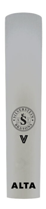 吸水性がありリードトリマーなどで削って調整ができる、話題の新素材樹脂製リード"ALTA AMBIPOLY REEDS（アルタ アンビポリ リード）"【特徴】【VIVACE】こちらはティップがより広く設計されており、ハートとヴァンプは標準的なデザイン。レスポンスが速く、柔軟性の高いリードで、丸みを帯びたまろやかなサウンドが特徴です。【Silverstein ALTA AMBIPOLY REEDS シルバースタイン アルタ アンビポリ リード】良質なケーンに代わる新素材としてSilverstein（シルバースタイン）が提案する“AMBIPOLYMER（アンビポリマー）”。ケーンが微量の水分を吸収して吹奏感やサウンドに変化をもたらすことに着目した結果、ケーンと同様に水分を吸収し、リードトリマーやヤスリで削って調整することも可能な全く新しい樹脂素材を使用したリードが誕生いたしました。”AMBI（アンビ）”にはラテン語で「両方の」という意味があります。まるでケーンのようなサウンドを持ちつつも、樹脂リードの長寿命かつ均質であるという特徴も備えた、まさに次世代のリードです。【使い方】新品の状態のアンビポリ・リードは、ケーンのリードと同様に馴染ませる必要があります。リードの先端からヴァンプの裏までを約2〜3分ほど水に浸した後、20〜30分ほど吹き込むことによって、マウスピースとのペアリングが行われます。この工程が終わると、アンビポリ・リードは常にその状態を維持します。【リードの寿命】ケーンリードの寿命は約1周間から2周間程度と言われており、さらにその中でも個体差があります。ALTA AMBIPOLYに個体差はほぼなく、メーカー公表では、1日約4時間×6ヵ月の使用に耐えられるほどの長寿命。安心してお使いいただけます。※リードの個体差につきましては、水分吸収の具合と、吹き込んだ時間による差が感じられる場合がございます。【カスタマイズ可能】アンビポリ・リードは水分を吸収するだけではなく、ケーンのリードのようにリードトリマーやサンドペーパーによって加工する事が可能です。JANコード：8500123887776