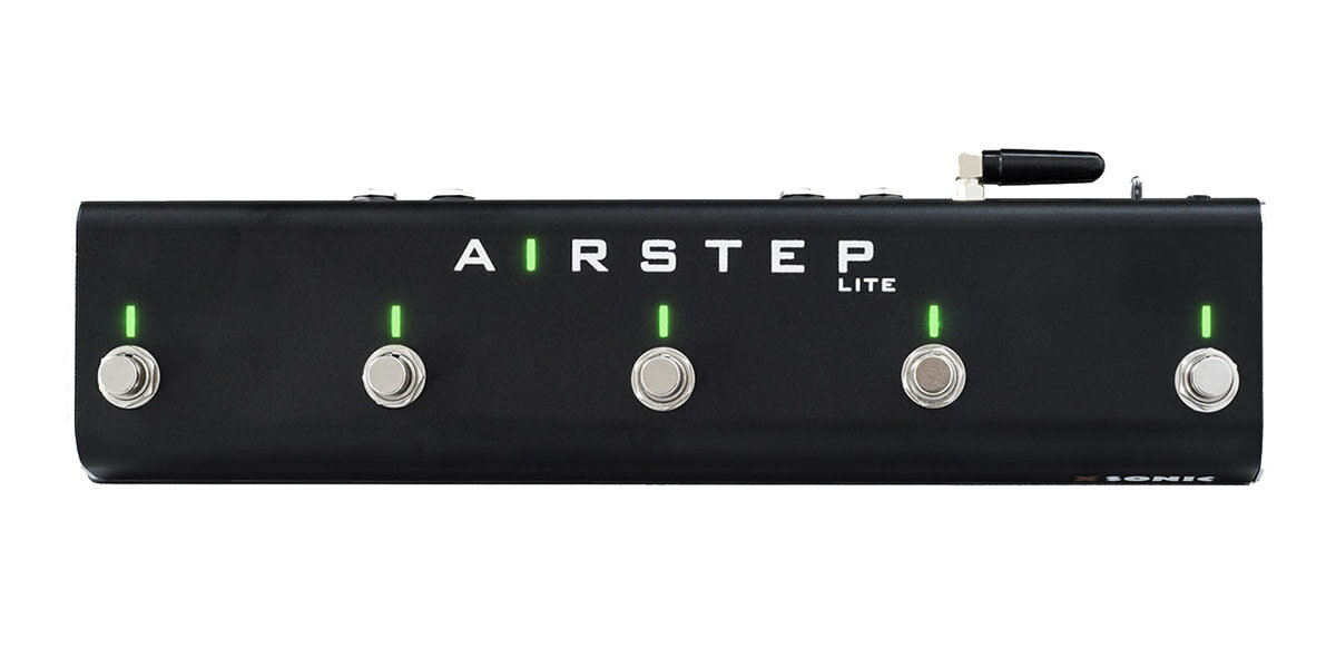 BluetoothのみをMIDIおよびHIDメッセージの送信に使用できるようにしたいわばライトバージョン【特徴】AIRSTEP Liteはすべての物理的なコントロール端子を省略し、BluetoothのみをMIDIおよびHIDメッセージの送信に使用できるようにしたいわばライトバージョンです。スマートフォン、タブレット、コンピューターにBluetooth経由で接続してソフトウェアをコントロールすることはできますが、ハードウェアに物理的に接続したコントロールはできません。AIRSTEP Liteは単独で使用できるだけでなく、AIRSTEPのワイヤレス拡張フットスイッチとしても使用できます。AIRSTEPとAIRSTEP Liteをペアリングした状態で、AIRSTEP LiteでAIRSTEPに物理的に接続されているすべてのデバイスをワイヤレスでコントロールできます。例えばアンプのチャンネル切替えをワイヤレス化することすら可能になります。【詳細情報】外形寸法： 300×70×45 mm (W×D×H)本体重量： 650 g （AIRSTEP Liteは650 g）JANコード：4530027840045