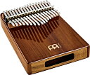 WAH-WAH KALIMBA【特徴】サウンドホールがプレイヤーの身体に向けて開けられています。演奏中にカリンバをお腹に付けたり離したりすることでワウ・エフェクトを加えることができ、他のカリンバとは一味違ったサウンドを奏でることが出来ます。カリンバはアフリカを発祥とする楽器です。何世紀にも渡って愛され続けている楽器で『ムビラ』や『サンサ』また『親指ピアノ』という名前でも知られています。共鳴部となる木製の箱に金属製のリードが取り付けられており、リードを親指で弾くことで金属的で繊細なサウンドを奏でます。【詳細情報】セット内容：本体、ケース、バッグ、クロス、チューニングハンマーサイズ：5.3" W x 1.3" H x 7.3" DCメジャー、17キー（d'', b', g', e', c', a, f, d, c, e, g, b, d', f', a', c'', e''）素材：アカシアグロスフィニッシュJANコード：0842960105841