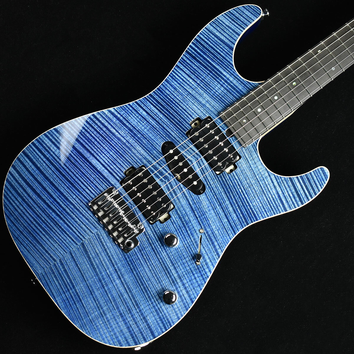 T's Guitarsを代表する人気モデルDST-Proの22フレット仕様 当店ショップオーダーモデル【特徴】幅広いジャンルのギタリストから絶大なる支持を得ているT's Guitarsの人気モデルDST-Pro22。こちらの個体はボディトップに4A〜5Aグレードのフレイムメイプルをセレクト。ボディ材にはスワンプアッシュ、指板には今や希少となっているエボニーを採用しレスポンスに優れたヌケの良いサウンドを目指しました。ピックアップはT's Guitarsのオリジナル（国産）を搭載。クリーントーンは勿論のこと豊かな倍音を含んだ艶やかなドライブサウンドは絶品です。5Way SW&Tap SWによってあらゆるシーンに対応できるフレキシブルなサウンドメイクが可能となっています。【杢目マニア花井のイチオシポイント！】お客様から「22フレット仕様は製作されていないんですか？」と度々お問い合わせ頂く事があるほど、市場では24フレット仕様が多く見られるDST-Pro。そんな声にお応えして定番カラーの「Arctic Blue」で製作して頂きました。ボディトップには王道の「バリ虎フレイムメイプル」をセレクト。細かいポイントですが、指板のポジションマークを通常の6mmから小径の4mmに変更したことでシャープかつスタイリッシュな印象に仕上がっています。ニュアンス重視のオリジナルのピックアップをH-S-Hで配列。ジャンルを問わずフレキシブルに対応できる「玄人好みの一本」として是非ともオススメしたいですね！この商品についての詳しいお問い合わせは TEL：0570-020-025 または「お問い合わせフォーム」よりお願いします。 【花井's Profile】長野県松本市出身。三度のメシより杢（もく）が好き、自他ともに認める杢目マニア。14年間勤務していた松本店では「ギター生産量日本一」の環境を活かし地元のメーカーや工房とコラボレーションしたショップオーダーモデルなどを多数企画。ギターの製作現場にて数々の職人とミーティングを重ね木材の知識やカスタムオーダーのノウハウを蓄積。これまで培った知識と経験を活かし、彼自身がセレクト〜撮影までおこなったギターをオンラインストアに掲載中。その魅力を全国のギターファンに伝えている。【詳細情報】BODY TOP：4A〜5A Selected Flame MapleBODY BACK：Swanp Ash（2p）NECK：MapleFINGER BOARD：Ebony（4mm Abalone Dot）FRET：22f（Jescar 2.6×1.2）PEG：Gotoh SG381-P7 MG-T BRIDGE：Gotoh 510TS-FEPICKUPS：DH-250n／DS-592／DH-250bCONTROL：1Vol、1Tone（Pull Tap）、5way SWFINISH：Arctic BlueWEIGHT：3.46kgCASE：GigbagBuzz Feiten Tuning System搭載JANコード：2370000451309【mtmt_hni】【ティーズ】【kw_HRHM_EG】