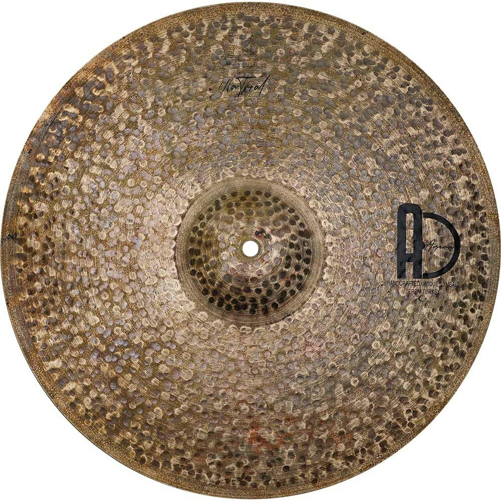 シンバル発祥の地トルコ・イスタンブールにて、トルコ伝統の製法技術を用い作られているAGEANシンバル【特徴】【Natural Series】レイジング加工されてないシリーズ。極めてドライで先鋭的な音、サスティーンは比較的控えめです。トルコシンバルにおいて重要なシリーズで、Custom Seriesの次に開発されました。トルコシンバル永年の技術と知恵が詰まったシンバルです。当初はJazz＆Fusion用に開発されましたが、RockやPopsで人気が高まっています。18インチクラッシュシンバル厚さ：Standard（標準）・トルコ・イスタンブールでのハンドメイド・B20ブロンズを使用・微妙な減衰を伴うドライなサウンド・短めなサスティーンと突出したアタックAGEANシンバルについてシンバル誕生の地トルコ・イスタンブールにて、トルコ伝統の製法技術を用い作られているAGEANシンバル。100年以上も昔から脈々と受け継がれるその製法では、すべての工程を長年修行を重ねた熟練の職人がひとつひとつ手作業で行います。配合、成型、ハンマリングなど細部までこだわり抜いた職人の技が、AGEANシンバル独自の伸びやかな音色と高い耐久性を作り上げています。【使用アーティスト紹介】AGEANシンバルはその美しい響きから、音楽のジャンルを問わず、たくさんのアーティストにご愛用いただいています。・林 立夫・高橋 幸宏・椎野 恭一・玉田 豊夢・朝倉 真司・岡田 梨沙・髭白 健・海老原 諒・青山 友樹・小松 シゲル（NONA REEVES）・鈴木 正敏（初恋の嵐）・FUMIYAJANコード：8680645309151