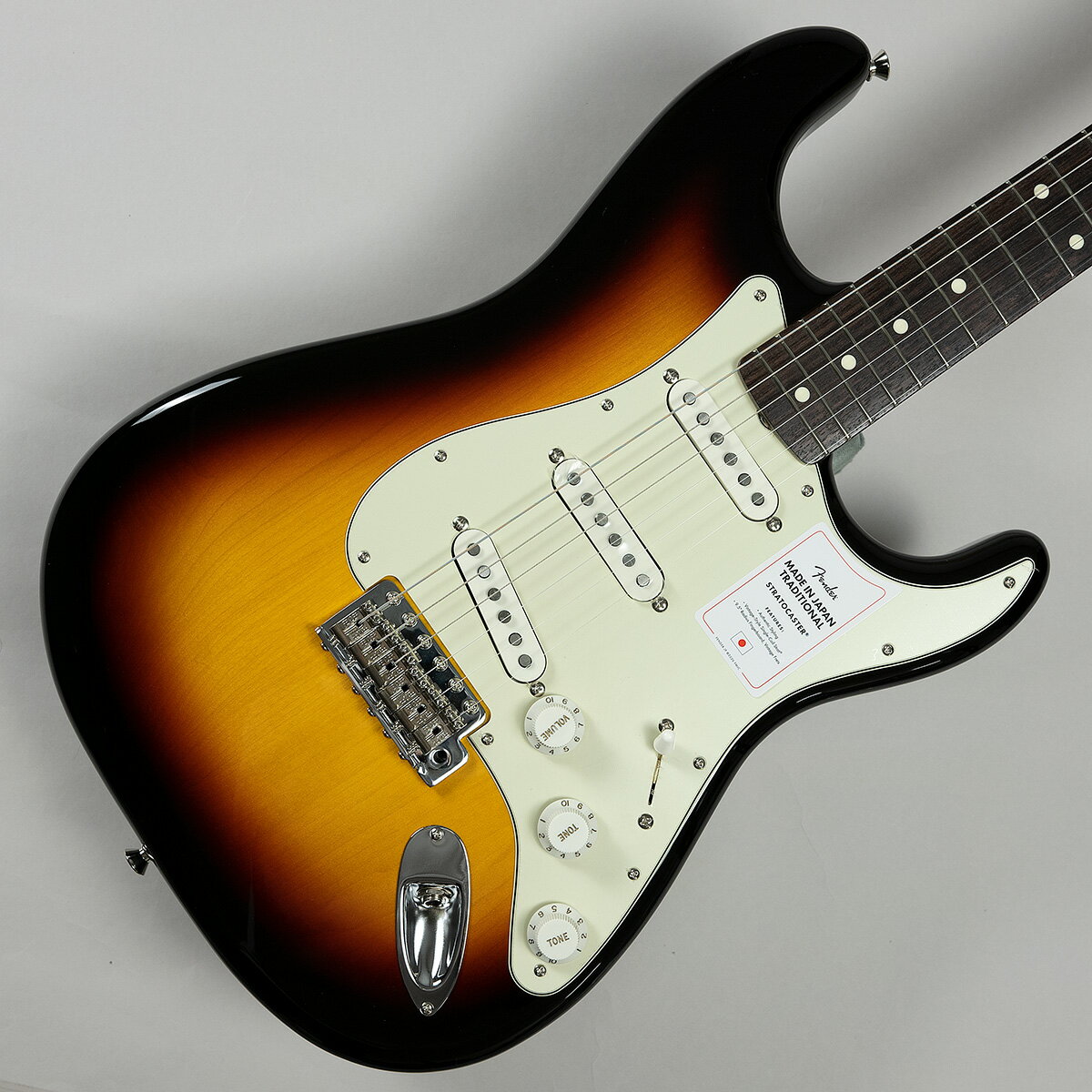 Made in Japan Traditional 60s Stratocaster Rosewood Fingerboard 3-Color Sunburst S/N:JD22015210【特徴】Made in Japan Traditional 60s Stratocasterはグロスフィニッシュのバスウッドボディを採用。21本のヴィンテージスタイルフレットを装備した9.5インチラジアスの”U” シェイプメイプルネックがTraditionalシリーズならではのクラシカルな演奏製を提供します。6サドル式ヴィンテージスタイルSynchronized Tremoloブリッジ、そしてTraditionalシリーズのために選定されたオリジナルピックアップはリアルで音楽的なヴィンテージトーンを奏でます。細めに設計されたナット幅は日本のプレイヤーにも弾きやすい仕様となっています。堅実なギタークラフトマンシップと、プレイヤーのニーズに柔軟に対応する答えが、本シリーズに反映されています。【商品のコンディション】新品・未展示品・メーカー保証付属・現品画像掲載こちらの個体は検品・調整後、専用倉庫にて保管しFender純正箱でお届けする安心の画像現物個体販売品です。【担当者コメント】説明不要の日本製ストラトキャスター定番モデル 3カラーサンバースト、ヴィンテージトーンを追求した最新のモデルです。この商品についての詳しいお問い合わせは TEL：0570-020-025 または「お問い合わせフォーム」よりお願いします。【詳細情報】ボディBasswoodボディフィニッシュGloss PolyesterボディシェイプStratocaster ネックMapleネックフィニッシュGloss Urethaneネックシェイプ"U" Shapeスケール25.5" (648 mm)フィンガーボードRosewoodフィンガーボードラジアス9.5" (241 mm)フレットナンバー21Frets SizeVintageナットBoneナット幅1.615" (41.02 mm)ポジションインレイWhite DotブリッジピックアップVintage-Style Single-Coil StratミドルピックアップVintage-Style Single-Coil StratネックピックアップVintage-Style Single-Coil StratコントロールMaster Volume, Tone 1. (Neck Pickup), Tone 2. (Middle Pickup)ピックアップスイッチ5-Position Blade: Position 1. Bridge Pickup, Position 2. Bridge and Middle Pickup, Position 3. Middle Pickup, Position 4. Middle and Neck Pickup, Position 5. Neck PickupピックアップコンフィギュレーションSSSブリッジ6-Saddle Vintage-Style Synchronized TremoloハードウェアフィニッシュNickel/ChromeチューニングマシーンChrome Die-Castピックガード3-Ply Mint GreenコントロールノブEggshell重量：3.33kg付属品：ソフトケース、保証書、トレモロアーム、レンチJANコード：0885978483563