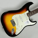 Made in Japan Traditional 60s Stratocaster Rosewood Fingerboard 3-Color Sunburst S/N:JD22015225【特徴】Made in Japan Traditional 60s Stratocasterはグロスフィニッシュのバスウッドボディを採用。21本のヴィンテージスタイルフレットを装備した9.5インチラジアスの”U” シェイプメイプルネックがTraditionalシリーズならではのクラシカルな演奏製を提供します。6サドル式ヴィンテージスタイルSynchronized Tremoloブリッジ、そしてTraditionalシリーズのために選定されたオリジナルピックアップはリアルで音楽的なヴィンテージトーンを奏でます。細めに設計されたナット幅は日本のプレイヤーにも弾きやすい仕様となっています。堅実なギタークラフトマンシップと、プレイヤーのニーズに柔軟に対応する答えが、本シリーズに反映されています。【商品のコンディション】新品・未展示品・メーカー保証付属・現品画像掲載こちらの個体は検品・調整後、専用倉庫にて保管しFender純正箱でお届けする安心の画像現物個体販売品です。【担当者コメント】説明不要の日本製ストラトキャスター定番モデル 3カラーサンバースト、ヴィンテージトーンを追求した最新のモデルです。この商品についての詳しいお問い合わせは TEL：0570-020-025 または「お問い合わせフォーム」よりお願いします。【詳細情報】ボディBasswoodボディフィニッシュGloss PolyesterボディシェイプStratocaster ネックMapleネックフィニッシュGloss Urethaneネックシェイプ"U" Shapeスケール25.5" (648 mm)フィンガーボードRosewoodフィンガーボードラジアス9.5" (241 mm)フレットナンバー21Frets SizeVintageナットBoneナット幅1.615" (41.02 mm)ポジションインレイWhite DotブリッジピックアップVintage-Style Single-Coil StratミドルピックアップVintage-Style Single-Coil StratネックピックアップVintage-Style Single-Coil StratコントロールMaster Volume, Tone 1. (Neck Pickup), Tone 2. (Middle Pickup)ピックアップスイッチ5-Position Blade: Position 1. Bridge Pickup, Position 2. Bridge and Middle Pickup, Position 3. Middle Pickup, Position 4. Middle and Neck Pickup, Position 5. Neck PickupピックアップコンフィギュレーションSSSブリッジ6-Saddle Vintage-Style Synchronized TremoloハードウェアフィニッシュNickel/ChromeチューニングマシーンChrome Die-Castピックガード3-Ply Mint GreenコントロールノブEggshell重量：3.13kg付属品：ソフトケース、保証書、トレモロアーム、レンチJANコード：0885978483563