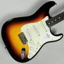 Made in Japan Traditional 60s Stratocaster Rosewood Fingerboard 3-Color Sunburst S/N:JD22015224【特徴】Made in Japan Traditional 60s Stratocasterはグロスフィニッシュのバスウッドボディを採用。21本のヴィンテージスタイルフレットを装備した9.5インチラジアスの”U” シェイプメイプルネックがTraditionalシリーズならではのクラシカルな演奏製を提供します。6サドル式ヴィンテージスタイルSynchronized Tremoloブリッジ、そしてTraditionalシリーズのために選定されたオリジナルピックアップはリアルで音楽的なヴィンテージトーンを奏でます。細めに設計されたナット幅は日本のプレイヤーにも弾きやすい仕様となっています。堅実なギタークラフトマンシップと、プレイヤーのニーズに柔軟に対応する答えが、本シリーズに反映されています。【商品のコンディション】新品・未展示品・メーカー保証付属・現品画像掲載こちらの個体は検品・調整後、専用倉庫にて保管しFender純正箱でお届けする安心の画像現物個体販売品です。【担当者コメント】説明不要の日本製ストラトキャスター定番モデル 3カラーサンバースト、ヴィンテージトーンを追求した最新のモデルです。この商品についての詳しいお問い合わせは TEL：0570-020-025 または「お問い合わせフォーム」よりお願いします。【詳細情報】ボディBasswoodボディフィニッシュGloss PolyesterボディシェイプStratocaster ネックMapleネックフィニッシュGloss Urethaneネックシェイプ"U" Shapeスケール25.5" (648 mm)フィンガーボードRosewoodフィンガーボードラジアス9.5" (241 mm)フレットナンバー21Frets SizeVintageナットBoneナット幅1.615" (41.02 mm)ポジションインレイWhite DotブリッジピックアップVintage-Style Single-Coil StratミドルピックアップVintage-Style Single-Coil StratネックピックアップVintage-Style Single-Coil StratコントロールMaster Volume, Tone 1. (Neck Pickup), Tone 2. (Middle Pickup)ピックアップスイッチ5-Position Blade: Position 1. Bridge Pickup, Position 2. Bridge and Middle Pickup, Position 3. Middle Pickup, Position 4. Middle and Neck Pickup, Position 5. Neck PickupピックアップコンフィギュレーションSSSブリッジ6-Saddle Vintage-Style Synchronized TremoloハードウェアフィニッシュNickel/ChromeチューニングマシーンChrome Die-Castピックガード3-Ply Mint GreenコントロールノブEggshell重量：3.24kg付属品：ソフトケース、保証書、トレモロアーム、レンチJANコード：0885978483563