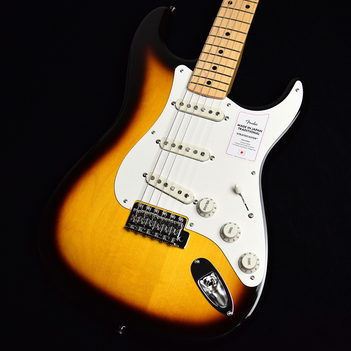 Made in Japan Traditional 50s Stratocaster Maple Fingerboard 2-Color Sunburst S/N JD22020687【特徴】Made in Japan Traditional 50s Stratocasterはグロスフィニッシュのバスウッドボディを採用。21本のヴィンテージスタイルフレットを装備した9.5インチラジアスの”U” シェイプメイプルネックがTraditionalシリーズならではのクラシカルな演奏製を提供します。6サドル式ヴィンテージスタイルSynchronized Tremoloブリッジ、そしてTraditionalシリーズのために選定されたオリジナルピックアップはリアルで音楽的なヴィンテージトーンを奏でます。細めに設計されたナット幅は日本のプレイヤーにも弾きやすい仕様となっています。堅実なギタークラフトマンシップと、プレイヤーのニーズに柔軟に対応する答えが、本シリーズに反映されています。【商品のコンディション】新品・未展示品・メーカー保証付属・現品画像掲載こちらの個体は検品・調整後、専用倉庫にて保管しFender純正箱でお届けする安心の画像現物個体販売品です。【担当者コメント】こちらの個体は検品後専用倉庫にて保管しFender純正箱でお届けする安心の画像現物個体販売品です。この商品についての詳しいお問い合わせは TEL：0570-020-025 または「お問い合わせフォーム」よりお願いします。【詳細情報】ボディBasswoodボディフィニッシュGloss PolyesterボディシェイプStratocasterネックMapleネックフィニッシュGloss Urethaneネックシェイプ"U" Shapeスケール25.5" (648 mm)フィンガーボードMapleフィンガーボードラジアス9.5" (241 mm)フレット数21Frets SizeVintageナットBoneナット幅1.615" (41.02 mm)ポジションインレイBlack DotブリッジピックアップVintage-Style Single-Coil StratミドルピックアップVintage-Style Single-Coil StratネックピックアップVintage-Style Single-Coil StratコントロールMaster Volume, Tone 1. (Neck Pickup), one 2. (Middle Pickup)ピックアップスイッチ5-Position Blade: Position 1. Bridge Pickup, Position 2. Bridge and Middle Pickup, Position 3. Middle Pickup, Position 4. Middle and Neck Pickup, Position 5. Neck PickupピックアップコンフィギュレーションSSSブリッジ6-Saddle Vintage-Style Synchronized TremoloハードウェアフィニッシュNickel/ChromeチューニングマシーンChrome Die-Castピックガード1-Ply EggshellコントロールノブEggshell重量：約3.16kg付属品：ソフトケース、保証書、レンチ、トレモロアームJANコード：0885978483211