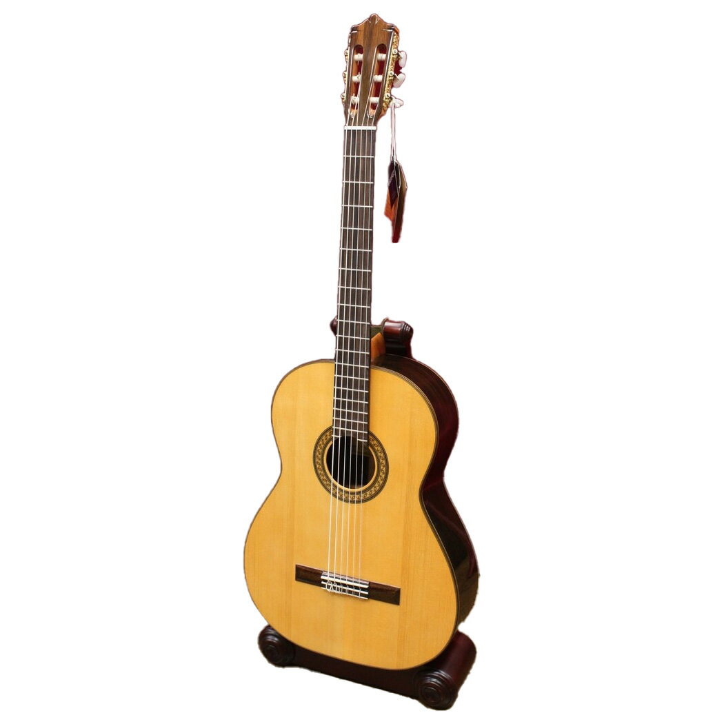 表板松単板、クラシックギター合奏向けのコントラバスギター【特徴】アメリカのギター製作家ケネス・ヒル監修によるハンドメイドにこだわったMartinezのコントラバスギター。クラシックギター合奏に重宝されるコントラバスギターの中では比較的お求めやすいモデルとなっています。弦長：750mm表板:スプルース単板横・裏板:ローズウッド指板:ローズウッド駒:ローズウッド塗装:ウレタン持ち運びに便利な専用ギグケース付属※画像はサンプルです。木目や色味など外観には個体差がございます。【マルティネスギターとは】マルティネスは1978年にヴォルフガング・イェリングハウスによりドイツで創設されました。2005年にはアメリカの著名な製作家であるKenneth Hill（ケネス・ヒル）氏が参画し、工場ライン設計や技術指導、製品監修を務めてきました。以来、ヨーロッパ、アメリカ、そしてアジアにおいて、高品質なクラシックギター専業ブランドとして高い評価を得ています。ケネス・ヒルによる指導を受けた職人達は、スペインの伝統的な製作方法にのっとり、手作業にこだわって製作を行っています。また、マルティネスは長年乾燥させた豊富な材料から各モデルに適したものを選び抜いているため、非常に狂いの少ないギターの製作が実現可能となっています。入門者用、合奏用、子供用、エレガット、そしてコンサート用まで、幅広いラインナップを取り揃えて、現代の様々なクラシックギターへのニーズにこたえます。基本的にすべての機種にトラスロッドを搭載しており、ネック調整を行うことが出来ます。JANコード：4580229459583