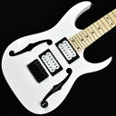 おなじみのモデルがミニギターになって登場！【特徴】言わずと知れた「あのモデル」がIbanez miKroシリーズから登場しました。特徴的なデザインを持ったPGMのイメージはそのままに軽量&コンパクト化されていますが、ハードウェアやピックアップは一般的なギターと同じ物が使用されています。専用ギグバッグも付属しているので持ち運びにも便利。お子様用にバッチリのサイズ感です。もちろん、往年のHR/HMを愛するギタリストにもオススメですよ！※スケールが短いため、力強いピッキングや揺れの大きいビブラートなどによってチューニングに影響が出る場合もございますが、あくまでも「トイ・ギター」ですのでご了承ください。※画像はサンプルです。【杢目マニア花井のイチオシポイント！】あの時代を生きたHR/HMギタリストであれば反応せずにはいられないこのデザイン。かくいう私もドンズバ世代です。こちらのモデルは「トイ・ギター」という位置づけの商品ですので仕上げや造りの部分にやや「粗さ」が見られる個体もありますが、著しく演奏性に影響を及ぼすような事はありませんので、そのあたりもふまえてご検討頂ければと思います。このサイズ感であればColorado Bulldogも楽勝・・・かも知れませんね！この商品についての詳しいお問い合わせは TEL：0570-020-025 または「お問い合わせフォーム」よりお願いします。 【花井's Profile】 長野県松本市出身。三度のメシより杢（もく）が好き、自他ともに認める杢目マニア。14年間勤務していた松本店では「ギター生産量日本一」の環境を活かし地元のメーカーや工房とコラボレーションしたショップオーダーモデルなどを多数企画。ギターの製作現場にて数々の職人とミーティングを重ね木材の知識やカスタムオーダーのノウハウを蓄積。これまで培った知識と経験を活かし、彼自身がセレクト〜撮影までおこなったギターをオンラインストアに掲載中。その魅力を全国のギターファンに伝えている。 【詳細情報】BODY ： PoplarNECK ： MapleFINGERBOAD ： MapleFRET ： MediumBRIDGE ： F106 BridgeSCALE ： 564mmNECK PICKUP ： Infinity RBRIDGE PICKUP ： Infinity RCONTROLS ： 1Vol、5Way SW STRINGS ： .010、.013、.017、.026、.036、.046CASE ： Gig BagWEIGHT ： 約2.60kg〜2.90kgJANコード：4515276967378【mtmt_hni】【ポールギルバート】【kw_HRHM_EG】