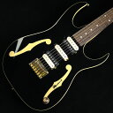 ポール・ギルバートの最新シグネチャーモデル【特徴】これまでにもIbanezから数々のシグネチャーモデルをリリースしてきたポール・ギルバートの最新モデル。ボディ材はナチュラルなサウンド特性を持ったアメリカン・バスウッドを採用。ネックはレスポンスと強度に優れたメイプル&ウォルナットの5ピース構造で握り込みやすいシェイプに仕上げられており、ポジションを問わず優れた演奏性を実現しています。ピックアップはヴィンテージのテイストを追求して設計されたDiMarzioのAir Classicを搭載。ピッキングのニュアンスを的確に捉え表現力豊かなプレイを強力にバックアップしてくれます。【杢目マニア花井のイチオシポイント！】レーサーX〜MR.BIGがドンズバのアラフィフ世代にはもはや説明不要のPGM。こちらのPGM50はMR.BIGの日本ツアー最終公演となった「The BIG Finish FAREWELL TOUR」の中でも度々登場していた最新のシグネチャーモデルです。ボディにfホールがデザインされたお馴染みのルックスですが、ブラックカラーとゴールドハードウェアのコーディネートによってシックかつゴージャスな仕上がりになっています。MR.BIGの節目となるこのタイミングでリリースされたPGM50は、ポール自身にとっても様々な想いが込められた特別な存在になっている事でしょう。この商品についての詳しいお問い合わせは TEL：0570-020-025 または「お問い合わせフォーム」よりお願いします。 【花井's Profile】長野県松本市出身。三度のメシより杢（もく）が好き、自他ともに認める杢目マニア。14年間勤務していた松本店では「ギター生産量日本一」の環境を活かし地元のメーカーや工房とコラボレーションしたショップオーダーモデルなどを多数企画。ギターの製作現場にて数々の職人とミーティングを重ね木材の知識やカスタムオーダーのノウハウを蓄積。これまで培った知識と経験を活かし、彼自身がセレクト〜撮影までおこなったギターをオンラインストアに掲載中。その魅力を全国のギターファンに伝えている。【詳細情報】BODY ： American BasswoodNECK ： 5pc Maple/WalnutFRETBOARD ： RosewoodFRET ： Medium frets（Premium fret edge treatment）TUNING MACHINE ： Gotoh MG-TBRIDGE ： F106 BridgeNECK PU ： DiMarzio Air ClassicMIDDLE PU ： DiMarzio PGMBRIDGE PU ： DiMarzio Air ClassicCONTROL ： 1Vol、5way SwitchSTRINGS ： D'Addario EXL110（.010 - .046）CASE ： Gig BagWEIGHT ： 3.15kgJANコード：4549763349897【mtmt_hni】【kw_HRHM_EG】