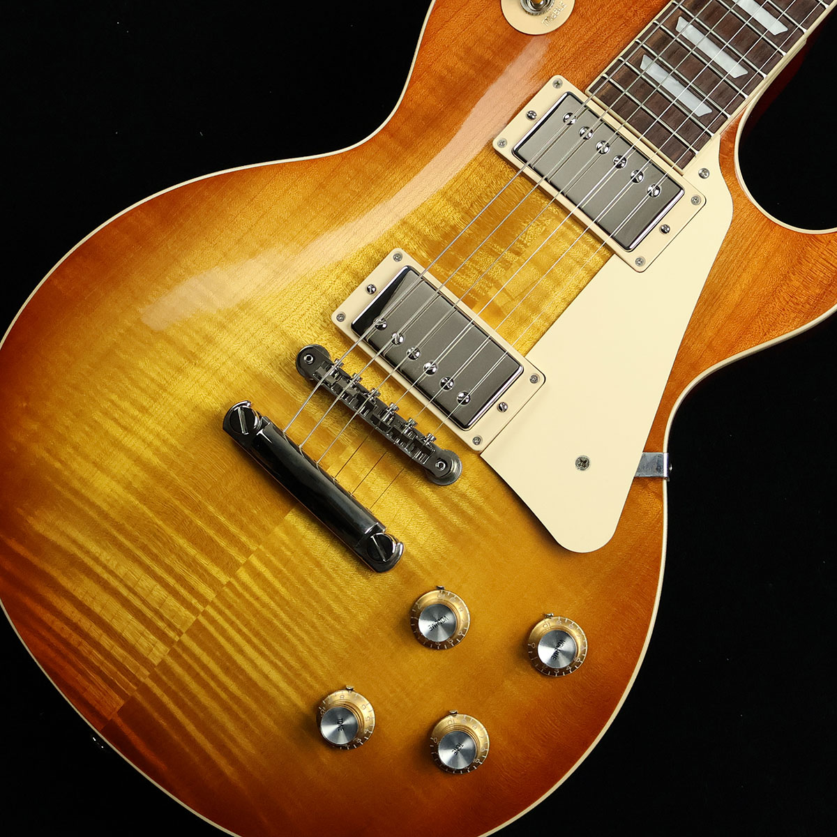 ソリッドボディや薄めのネックなど、60年代のスタイルを持ったLes Paul Standard【特徴】ボディトップにはAAグレードのフィギュアドメイプル、ボディバックにはウェイトリリーフを施さないソリッドのマホガニーを採用。ネックは60年代の特徴でもある薄めのシェイプとなっており握りやすく仕上げられています。ピックアップはヴィンテージのテイストを持ったバーストバッカー61R&バーストバッカー61Tを搭載。透明感のあるクリーントーンから艶やかな倍音を含んだ深みのあるドライブサウンドまで、豊かな表現力が際立つ王道のレスポールサウンドを実現しています。コンデンサーにはお馴染みのオレンジドロップが採用されている点も大きなポイント。往年のロックサウンドを求めるギタリストには是非ともオススメしたい一本です。【杢目マニア花井のイチオシポイント！】伝統的なレスポールのスタイルを継承しボディバックのマホガニーにはウェイトリリーフが施されずソリッド構造となっています。これにより重量は若干重めになりますが、ぐいっと前面に出てくる中音域の存在感や低音域の重厚な鳴りなどギターサウンドの要となる部分をしっかりと主張しており「これぞレスポール」と言った王道のサウンドを実現しています。程よいパワー感を持ったバーストバッカー61との相性も抜群。タイトで濃密なドライブサウンドはこのモデルならではの魅力です。この商品についての詳しいお問い合わせは TEL：0570-020-025 または「お問い合わせフォーム」よりお願いします。 【花井's Profile】長野県松本市出身。三度のメシより杢（もく）が好き、自他ともに認める杢目マニア。14年間勤務していた松本店では「ギター生産量日本一」の環境を活かし地元のメーカーや工房とコラボレーションしたショップオーダーモデルなどを多数企画。ギターの製作現場にて数々の職人とミーティングを重ね木材の知識やカスタムオーダーのノウハウを蓄積。これまで培った知識と経験を活かし、彼自身がセレクト〜撮影までおこなったギターをオンラインストアに掲載中。その魅力を全国のギターファンに伝えている。【詳細情報】BODY TOP ： AA Figured MapleBODY BACK ： Mahogany（none Weight Relief）NECK ： Mahogany (Slim Taper)FINGERBOARD ： RosewoodFRET ： 22FSCALE ： 628mmNUT ： Graph Tech（43mm）TUNER ： Grover Rotomatics with Keystone Buttons BRIDGE ： ABR-1 Tune-O-MaticTailpiece ： Aluminum Stop BarPICKUPS ： Burstbucker 61R、Burstbucker 61TCONTROLS ： 2Vol、2Tone、3Way SW（Hand wired with Orange Drop）COLOR ： UnburstSTRINGS ： .010、.011、.016、.026、.036、.046CASE ： HardcaseWEIGHT ： 4.34kgJANコード：0711106035574【gibson】【gbsnmkm_kw】【kw_HRHM_EG】