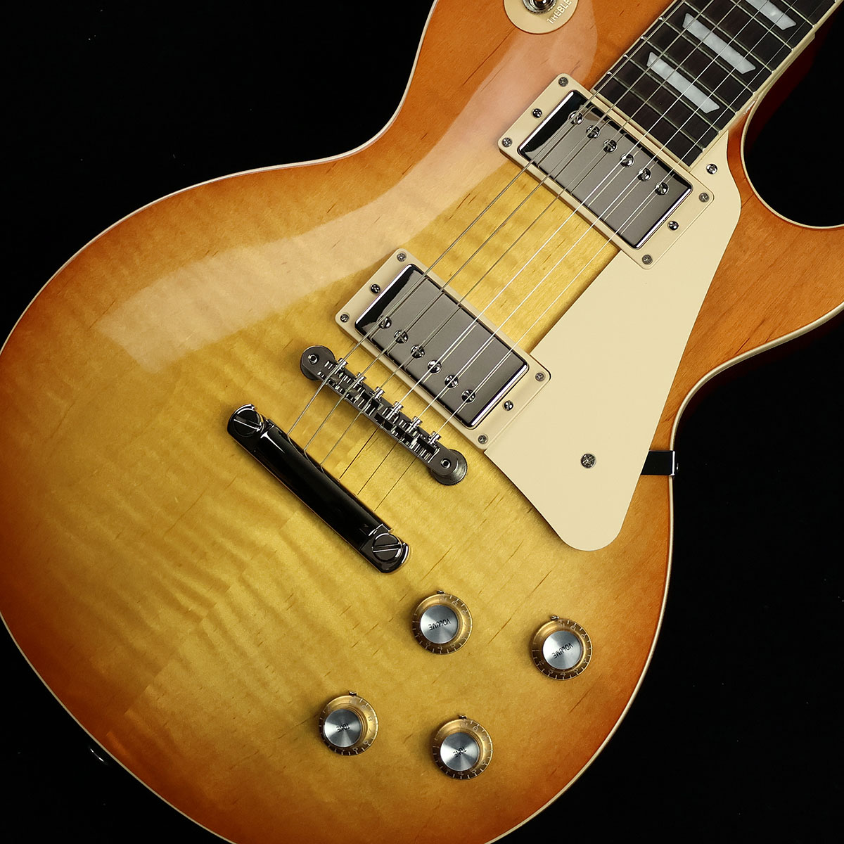 ソリッドボディや薄めのネックなど、60年代のスタイルを持ったLes Paul Standard【特徴】ボディトップにはAAグレードのフィギュアドメイプル、ボディバックにはウェイトリリーフを施さないソリッドのマホガニーを採用。ネックは60年代の特徴でもある薄めのシェイプとなっており握りやすく仕上げられています。ピックアップはヴィンテージのテイストを持ったバーストバッカー61R&バーストバッカー61Tを搭載。透明感のあるクリーントーンから艶やかな倍音を含んだ深みのあるドライブサウンドまで、豊かな表現力が際立つ王道のレスポールサウンドを実現しています。コンデンサーにはお馴染みのオレンジドロップが採用されている点も大きなポイント。往年のロックサウンドを求めるギタリストには是非ともオススメしたい一本です。【杢目マニア花井のイチオシポイント！】伝統的なレスポールのスタイルを継承しボディバックのマホガニーにはウェイトリリーフが施されずソリッド構造となっています。これにより重量は若干重めになりますが、ぐいっと前面に出てくる中音域の存在感や低音域の重厚な鳴りなどギターサウンドの要となる部分をしっかりと主張しており「これぞレスポール」と言った王道のサウンドを実現しています。程よいパワー感を持ったバーストバッカー61との相性も抜群。タイトで濃密なドライブサウンドはこのモデルならではの魅力です。この商品についての詳しいお問い合わせは TEL：0570-020-025 または「お問い合わせフォーム」よりお願いします。 【花井's Profile】長野県松本市出身。三度のメシより杢（もく）が好き、自他ともに認める杢目マニア。14年間勤務していた松本店では「ギター生産量日本一」の環境を活かし地元のメーカーや工房とコラボレーションしたショップオーダーモデルなどを多数企画。ギターの製作現場にて数々の職人とミーティングを重ね木材の知識やカスタムオーダーのノウハウを蓄積。これまで培った知識と経験を活かし、彼自身がセレクト〜撮影までおこなったギターをオンラインストアに掲載中。その魅力を全国のギターファンに伝えている。【詳細情報】BODY TOP ： AA Figured MapleBODY BACK ： Mahogany（none Weight Relief）NECK ： Mahogany (Slim Taper)FINGERBOARD ： RosewoodFRET ： 22FSCALE ： 628mmNUT ： Graph Tech（43mm）TUNER ： Grover Rotomatics with Keystone Buttons BRIDGE ： ABR-1 Tune-O-MaticTailpiece ： Aluminum Stop BarPICKUPS ： Burstbucker 61R、Burstbucker 61TCONTROLS ： 2Vol、2Tone、3Way SW（Hand wired with Orange Drop）COLOR ： UnburstSTRINGS ： .010、.011、.016、.026、.036、.046CASE ： HardcaseWEIGHT ： 4.32kgJANコード：0711106035574【gibson】【gbsnmkm_kw】【kw_HRHM_EG】