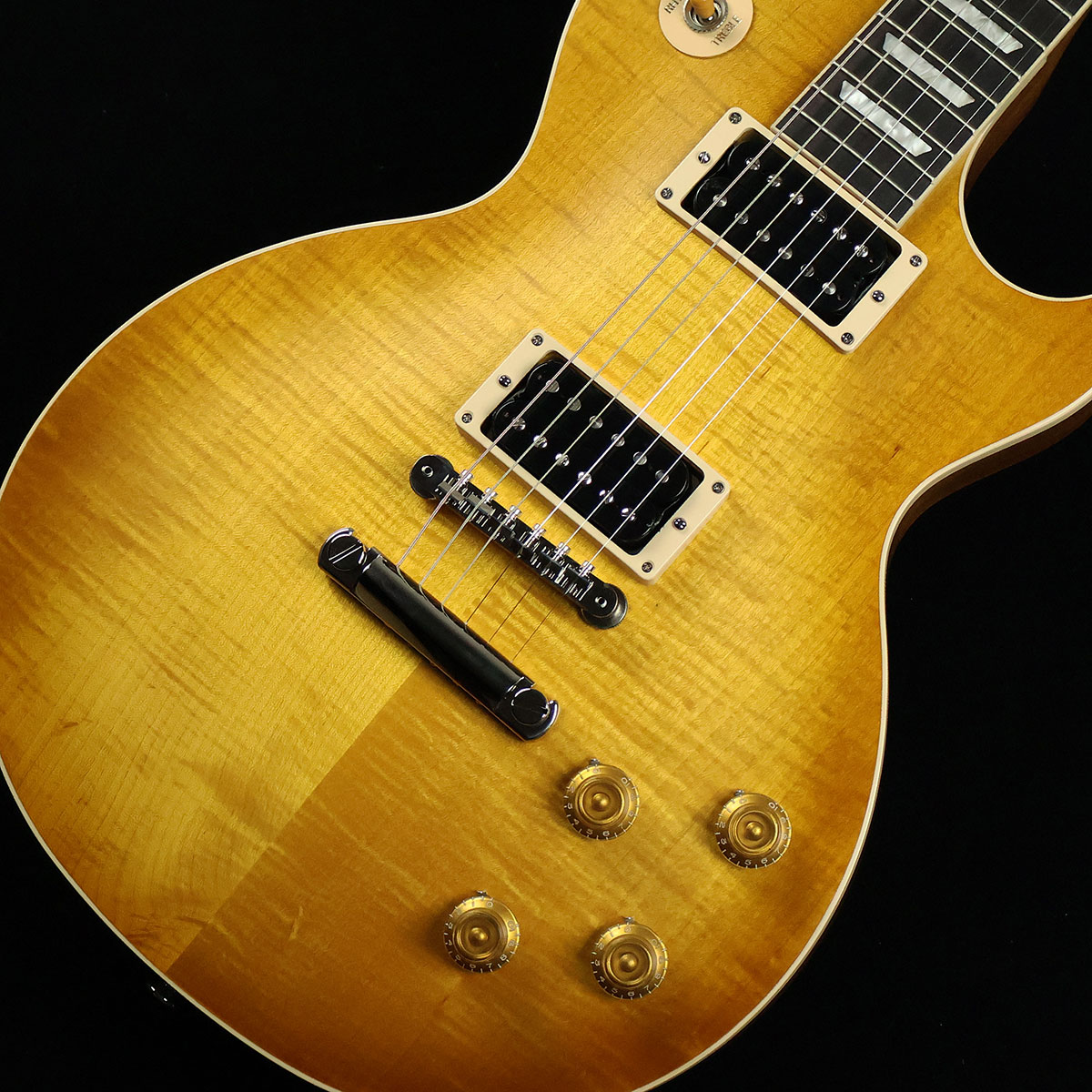 艶のないサテンフィニッシュで仕上げられたLes Paul Standard【特徴】デビュー以来、時代の流れと共に様々な仕様変更を経て現在まで生産が続けられている定番人気モデルのレスポールスタンダード。サテン・ニトロセルロースラッカーフィニッシュによって、長く愛用されてきたような味わい深さが感じられるルックスに仕上がっています。ボディのマテリアルはお馴染みのメイプルトップ&マホガニーバック。バック材はウェイトリリーフを施さないソリッドとなっており引き締まったタイトな鳴りが特徴です。ネックは適度なグリップ感の50年代スタイル。肉厚ながら握り込みやすい仕上がりでフィンガリングの安定性にも寄与しています。ピックアップはバーストバッカー1&バーストバッカー2を搭載し、レスポールならではの重厚で骨太なトーンを表情豊かに余すことなく出力してくれます。コンデンサーにはお馴染みのオレンジドロップが採用されている点も大きなポイント。往年のロックサウンドを求めるギタリストには是非ともオススメしたい一本です。【杢目マニア花井のイチオシポイント！】かつてリリースされていたフェイデッドモデルが待望の復活です。ボディのマテリアルは個性的な杢目を持つAAグレードのフィギュアドメイプルにソリッドのマホガニーという王道のコンビネーション。同モデルはボディにソリッドのマホガニーが採用されているためウェイトリリーフが施されたモデルと比較すると重めの傾向にありますが、タイトで重厚な鳴りが際立つ仕上がりになっています。この商品についての詳しいお問い合わせは TEL：0570-020-025 または「お問い合わせフォーム」よりお願いします。 【花井's Profile】長野県松本市出身。三度のメシより杢（もく）が好き、自他ともに認める杢目マニア。14年間勤務していた松本店では「ギター生産量日本一」の環境を活かし地元のメーカーや工房とコラボレーションしたショップオーダーモデルなどを多数企画。ギターの製作現場にて数々の職人とミーティングを重ね木材の知識やカスタムオーダーのノウハウを蓄積。これまで培った知識と経験を活かし、彼自身がセレクト〜撮影までおこなったギターをオンラインストアに掲載中。その魅力を全国のギターファンに伝えている。【詳細情報】BODY TOP ： AA Figured MapleBODY BACK ： Mahogany（none Weight Relief）NECK ： Mahogany (Rounded)FINGERBOARD ： RosewoodFRET ： 22FSCALE ： 628mmNUT ： Graph Tech（43mm）TUNER ： Vintage Deluxe with Keystone ButtonsBRIDGE ： ABR-1 Tune-O-MaticTailpiece ： Aluminum Stop BarPICKUPS ： Burstbucker 1、Burstbucker 2CONTROLS ： 2Vol、2Tone、3Way SW（Hand wired with Orange Drop）COLOR ： Vintage Honey BurstSTRINGS ： .010、.011、.016、.026、.036、.046CASE ： HardcaseWEIGHT ： 4.33kgJANコード：0711106096001【gibson】【gbsnmkm_kw】【kw_HRHM_EG】