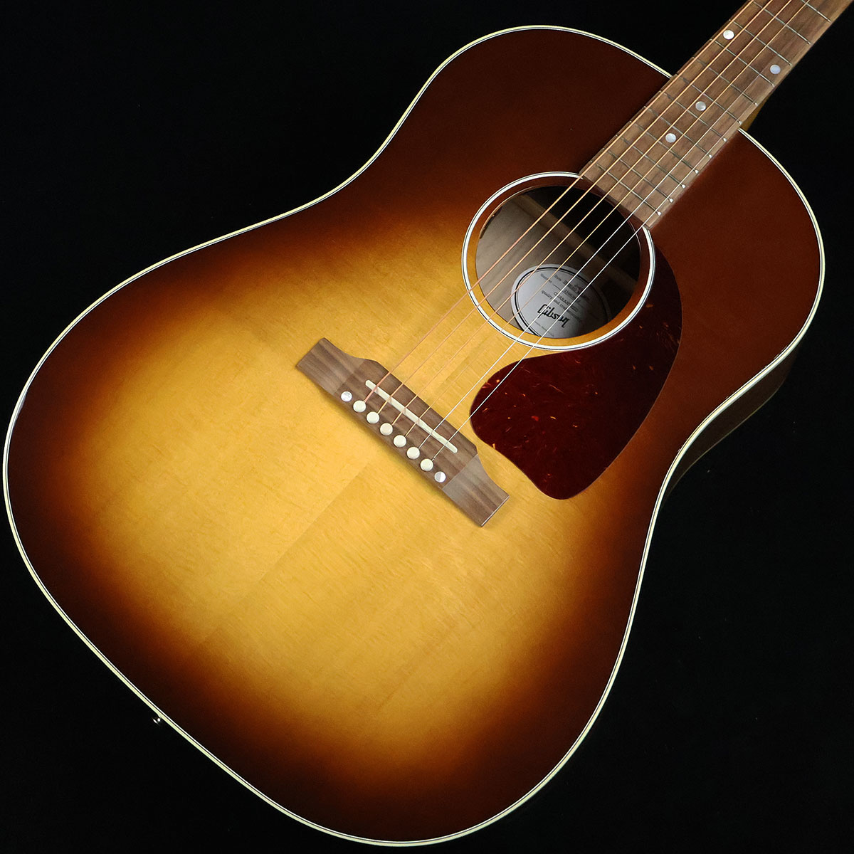 J-45のハイコストパフォーマンスモデル【特徴】ギブソンアコースティックギターの定番人気機種「J-45」のハイコストパフォーマンスモデル「J-45 Studio」。伝統的なボディシェイプを受け継ぎつつも厚さを若干薄くする事で抱えやすさが向上しています。ボディ材はシトカ・スプルース&ウォルナットの組み合わせ。硬質な木材ならではのレスポンスに優れた軽やかな鳴りが特徴です。新設計の「アドバンスト・レスポンス」と呼ばれるネックプロファイルは薄めの仕上がりとなっており握り込みやすく優れた演奏性を実現。ピックアップはL.R.BaggsのELEMENT VTCを搭載しておりVolumeに加えTone Controlが可能なだけでなく、オリジナルのコンプリミッターがビルトインされているため音量に関わらずバランスの取れたサウンドが得られライブなどでも即戦力となってくれます。【杢目マニア花井のイチオシポイント！】ギブソンのアコースティックギターでは圧倒的な人気を誇るJ-45のDNAを受け継ぎつつ、高いコストパフォーマンスを実現したこちらのモデル。お求めやすい価格ながらサウンドに関しては一切の妥協なし。音の立ち上がりが速く透明感のある煌びやかな鳴りが心地よくプレイヤーを包み込んでくれます。J-45 Standardと比較してどちらが「良い」「悪い」という事ではなく「キャラクターの違い」をお楽しみください。個体によって異なるウォルナットの杢目も個性を主張する大きなポイントですね。この商品についての詳しいお問い合わせは TEL：0570-020-025 または「お問い合わせフォーム」よりお願いします。 【花井's Profile】 長野県松本市出身。三度のメシより杢（もく）が好き、自他ともに認める杢目マニア。14年間勤務していた松本店では「ギター生産量日本一」の環境を活かし地元のメーカーや工房とコラボレーションしたショップオーダーモデルなどを多数企画。ギターの製作現場にて数々の職人とミーティングを重ね木材の知識やカスタムオーダーのノウハウを蓄積。これまで培った知識と経験を活かし、彼自身がセレクト〜撮影までおこなったギターをオンラインストアに掲載中。その魅力を全国のギターファンに伝えている。 【詳細情報】BODY TOP ： Sitka SpruceBODY SIDE & BACK ： WalnutBRACING ： Traditional Hand-Scalloped X-BracingNECK ： Mahogany （Advanced Response Profile）FINGERBOARD ： WalnutNUT ： TusqBRIDGE ： WalnutSADDLE ： TusqBRIDGE PIN ： TusqFRET ： 20FTUNER ： Grover RotomaticsPICKUP ： L.R.Baggs Element VTCSTRINGS ： .012、.016、.024、.032、.042、.053COLOR ： Walnut BurstCASE ： HardcaseJANコード：0711106037158【gibson】【gbsnmkm_kw】【2019】