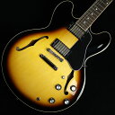 セミアコの代名詞ともいえるGibson ES-335【特徴】1958年に誕生して以来、長きに渡って多くのアーティストから絶大なる支持を得てきたES-335。ボディはメイプルとポプラの3プライ構造でセンターブロックにはメイプル、マホガニーネックにローズウッド指板という伝統的なマテリアルで組み上げられています。ピックアップは以前採用されていた「MHS II」から名称変更された「Calibrated T-Type」を搭載。豊かな倍音を含んだ粘りのある甘いトーンが魅力です。透明感のあるクリーンから乾いたドライブサウンドまで、表現力豊かなESサウンドをお楽しみ下さい。【杢目マニア花井のイチオシポイント！】伝統的なスタイルの「ES-335」はチェリー・フィニッシュのイメージが強いモデルですが、深みのあるこのカラーだからこその渋さが加わり、より一層王道の風格を感じさせてくれます。「いつかは箱モノを」とお考えの方には是非ともチェックして頂きたいオススメの定番モデルですよ。この商品についての詳しいお問い合わせは TEL：0570-020-025 または「お問い合わせフォーム」よりお願いします。 【花井's Profile】 長野県松本市出身。三度のメシより杢（もく）が好き、自他ともに認める杢目マニア。14年間勤務していた松本店では「ギター生産量日本一」の環境を活かし地元のメーカーや工房とコラボレーションしたショップオーダーモデルなどを多数企画。ギターの製作現場にて数々の職人とミーティングを重ね木材の知識やカスタムオーダーのノウハウを蓄積。これまで培った知識と経験を活かし、彼自身がセレクト〜撮影までおこなったギターをオンラインストアに掲載中。その魅力を全国のギターファンに伝えている。 【詳細情報】BODY ： Maple/Poplar/Maple 3PlyNECK ： Mahogany （Round "C" Profile）FINGERBOARD ： RosewoodFRET ： 22F（Medium Jumbo）SCALE ： 628mmNUT ： Graph Tech（43mm）TUNER ： Grover Milk Bottle RotomaticsBRIDGE ： ABR-1 Tune-O-MaticTAILPIECE ： Aluminum Stop BarNECK PICKUP ： Calibrated T-Type、RhythmBRIDGE PICKUP ： Calibrated T-Type、 LeadCONTROLS ： 2Vol、2Tone、3Way SWCOLOR ： Vintage BurstFINISH ： Nitrocellulose LacquerCASE ： HardcaseWEIGHT ： 3.83kgJANコード：0711106025346【gibson】【gbsnmkm_kw】