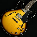 セミアコの代名詞ともいえるGibson ES-335【特徴】1958年に誕生して以来、長きに渡って多くのアーティストから絶大なる支持を得てきたES-335。ボディはメイプルとポプラの3プライ構造でセンターブロックにはメイプル、マホガニーネックにローズウッド指板という伝統的なマテリアルで組み上げられています。ピックアップは以前採用されていた「MHS II」から名称変更された「Calibrated T-Type」を搭載。豊かな倍音を含んだ粘りのある甘いトーンが魅力です。透明感のあるクリーンから乾いたドライブサウンドまで、表現力豊かなESサウンドをお楽しみ下さい。【杢目マニア花井のイチオシポイント！】伝統的なスタイルの「ES-335」はチェリー・フィニッシュのイメージが強いモデルですが、深みのあるこのカラーだからこその渋さが加わり、より一層王道の風格を感じさせてくれます。「いつかは箱モノを」とお考えの方には是非ともチェックして頂きたいオススメの定番モデルですよ。この商品についての詳しいお問い合わせは TEL：0570-020-025 または「お問い合わせフォーム」よりお願いします。 【花井's Profile】 長野県松本市出身。三度のメシより杢（もく）が好き、自他ともに認める杢目マニア。14年間勤務していた松本店では「ギター生産量日本一」の環境を活かし地元のメーカーや工房とコラボレーションしたショップオーダーモデルなどを多数企画。ギターの製作現場にて数々の職人とミーティングを重ね木材の知識やカスタムオーダーのノウハウを蓄積。これまで培った知識と経験を活かし、彼自身がセレクト〜撮影までおこなったギターをオンラインストアに掲載中。その魅力を全国のギターファンに伝えている。 【詳細情報】BODY ： Maple/Poplar/Maple 3PlyNECK ： Mahogany （Round "C" Profile）FINGERBOARD ： RosewoodFRET ： 22F（Medium Jumbo）SCALE ： 628mmNUT ： Graph Tech（43mm）TUNER ： Grover Milk Bottle RotomaticsBRIDGE ： ABR-1 Tune-O-MaticTAILPIECE ： Aluminum Stop BarNECK PICKUP ： Calibrated T-Type、RhythmBRIDGE PICKUP ： Calibrated T-Type、 LeadCONTROLS ： 2Vol、2Tone、3Way SWCOLOR ： Vintage BurstFINISH ： Nitrocellulose LacquerCASE ： HardcaseWEIGHT ： 3.63kgJANコード：0711106025346【gibson】【gbsnmkm_kw】