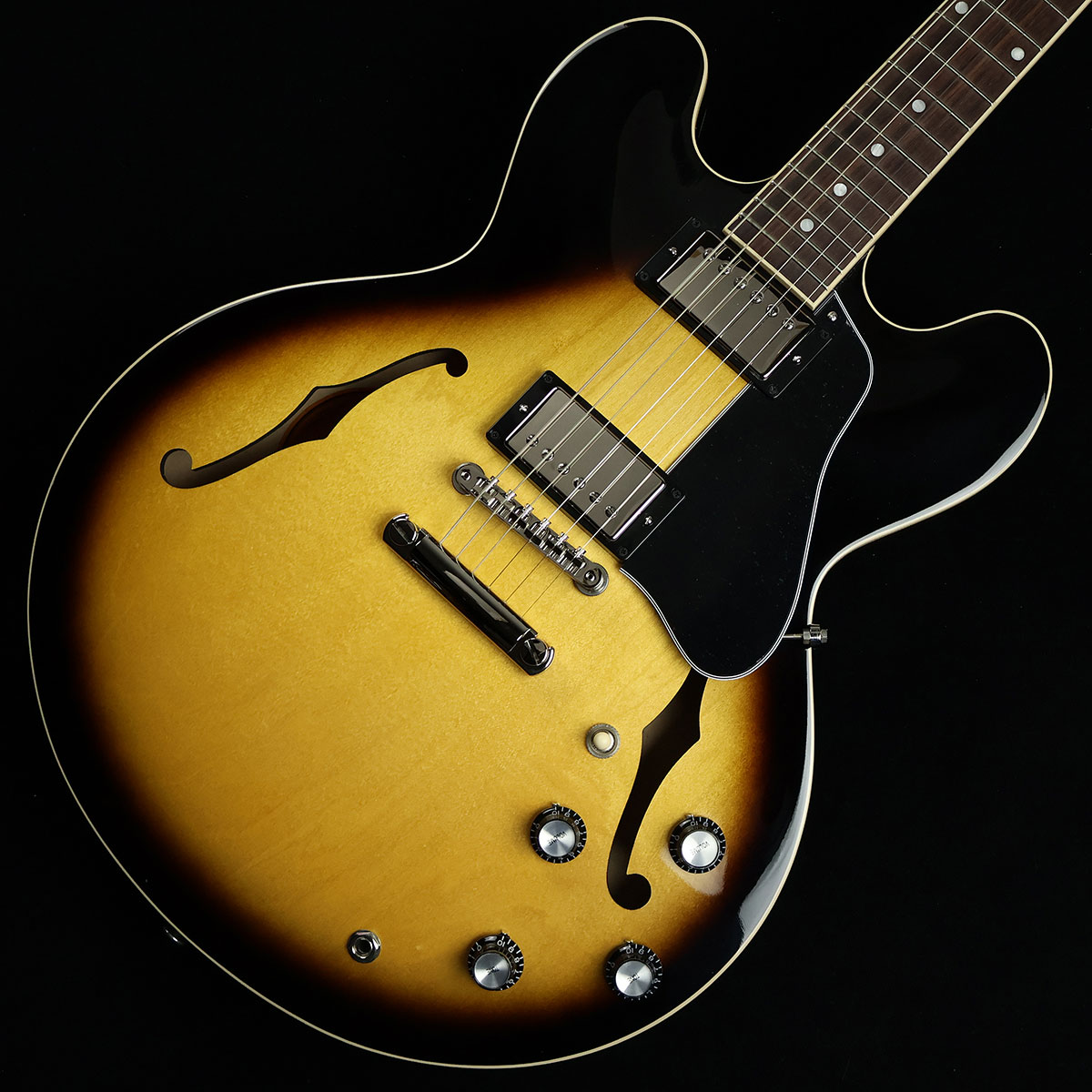 セミアコの代名詞ともいえるGibson ES-335【特徴】1958年に誕生して以来、長きに渡って多くのアーティストから絶大なる支持を得てきたES-335。ボディはメイプルとポプラの3プライ構造でセンターブロックにはメイプル、マホガニーネックにローズウッド指板という伝統的なマテリアルで組み上げられています。ピックアップは以前採用されていた「MHS II」から名称変更された「Calibrated T-Type」を搭載。豊かな倍音を含んだ粘りのある甘いトーンが魅力です。透明感のあるクリーンから乾いたドライブサウンドまで、表現力豊かなESサウンドをお楽しみ下さい。【杢目マニア花井のイチオシポイント！】伝統的なスタイルの「ES-335」はチェリー・フィニッシュのイメージが強いモデルですが、深みのあるこのカラーだからこその渋さが加わり、より一層王道の風格を感じさせてくれます。「いつかは箱モノを」とお考えの方には是非ともチェックして頂きたいオススメの定番モデルですよ。この商品についての詳しいお問い合わせは TEL：0570-020-025 または「お問い合わせフォーム」よりお願いします。 【花井's Profile】 長野県松本市出身。三度のメシより杢（もく）が好き、自他ともに認める杢目マニア。14年間勤務していた松本店では「ギター生産量日本一」の環境を活かし地元のメーカーや工房とコラボレーションしたショップオーダーモデルなどを多数企画。ギターの製作現場にて数々の職人とミーティングを重ね木材の知識やカスタムオーダーのノウハウを蓄積。これまで培った知識と経験を活かし、彼自身がセレクト〜撮影までおこなったギターをオンラインストアに掲載中。その魅力を全国のギターファンに伝えている。 【詳細情報】BODY ： Maple/Poplar/Maple 3PlyNECK ： Mahogany （Round "C" Profile）FINGERBOARD ： RosewoodFRET ： 22F（Medium Jumbo）SCALE ： 628mmNUT ： Graph Tech（43mm）TUNER ： Grover Milk Bottle RotomaticsBRIDGE ： ABR-1 Tune-O-MaticTAILPIECE ： Aluminum Stop BarNECK PICKUP ： Calibrated T-Type、RhythmBRIDGE PICKUP ： Calibrated T-Type、 LeadCONTROLS ： 2Vol、2Tone、3Way SWCOLOR ： Vintage BurstFINISH ： Nitrocellulose LacquerCASE ： HardcaseWEIGHT ： 3.70kgJANコード：0711106025346【gibson】【gbsnmkm_kw】