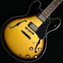 セミアコの代名詞ともいえるGibson ES-335【特徴】1958年に誕生して以来、長きに渡って多くのアーティストから絶大なる支持を得てきたES-335。ボディはメイプルとポプラの3プライ構造でセンターブロックにはメイプル、マホガニーネックにローズウッド指板という伝統的なマテリアルで組み上げられています。ピックアップは以前採用されていた「MHS II」から名称変更された「Calibrated T-Type」を搭載。豊かな倍音を含んだ粘りのある甘いトーンが魅力です。透明感のあるクリーンから乾いたドライブサウンドまで、表現力豊かなESサウンドをお楽しみ下さい。【杢目マニア花井のイチオシポイント！】伝統的なスタイルの「ES-335」はチェリー・フィニッシュのイメージが強いモデルですが、深みのあるこのカラーだからこその渋さが加わり、より一層王道の風格を感じさせてくれます。「いつかは箱モノを」とお考えの方には是非ともチェックして頂きたいオススメの定番モデルですよ。この商品についての詳しいお問い合わせは TEL：0570-020-025 または「お問い合わせフォーム」よりお願いします。 【花井's Profile】 長野県松本市出身。三度のメシより杢（もく）が好き、自他ともに認める杢目マニア。14年間勤務していた松本店では「ギター生産量日本一」の環境を活かし地元のメーカーや工房とコラボレーションしたショップオーダーモデルなどを多数企画。ギターの製作現場にて数々の職人とミーティングを重ね木材の知識やカスタムオーダーのノウハウを蓄積。これまで培った知識と経験を活かし、彼自身がセレクト〜撮影までおこなったギターをオンラインストアに掲載中。その魅力を全国のギターファンに伝えている。 【詳細情報】BODY ： Maple/Poplar/Maple 3PlyNECK ： Mahogany （Round "C" Profile）FINGERBOARD ： RosewoodFRET ： 22F（Medium Jumbo）SCALE ： 628mmNUT ： Graph Tech（43mm）TUNER ： Grover Milk Bottle RotomaticsBRIDGE ： ABR-1 Tune-O-MaticTAILPIECE ： Aluminum Stop BarNECK PICKUP ： Calibrated T-Type、RhythmBRIDGE PICKUP ： Calibrated T-Type、 LeadCONTROLS ： 2Vol、2Tone、3Way SWCOLOR ： Vintage BurstFINISH ： Nitrocellulose LacquerCASE ： HardcaseWEIGHT ： 3.70kgJANコード：0711106025346【gibson】【gbsnmkm_kw】