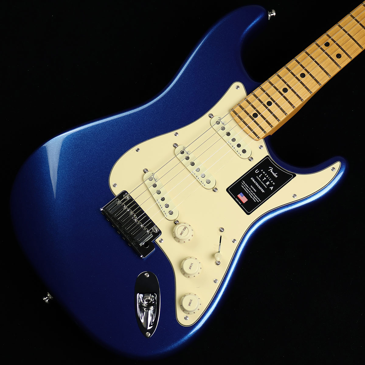 American Ultra Stratocaster Maple Fingerboard, Cobra Blue S/N:US19083707【特徴】フェンダーのUSA製ラインナップの新しいフラッグシップとなるUltraシリーズは、卓越したプレイヤー向けのハイエンドスペックを満載しています。ミディアムジャンボフレットを装備した10~14インチのコンパウンドラジアス指板をフィーチャーした独自Modern Dシェイプネックは、丁寧なエッジのロールオフ加工が施され、ボディとネックヒール部には新たなコンター加工を採用。まるで体の一部に溶け込むような快適な弾き心地を実現しています。Stratocasterモデルには新開発のUltra Noiseless Vintage Stratシングルコイルピックアップを3基搭載し、高出力でありながら透明感のある、広いダイナミックレンジを確保したサウンドが得られます。S-1スイッチでネックピックアップを常時ONにでき、より幅広いサウンドメイキングに対応します。【詳細情報】ボディAlderボディフィニッシュGloss UrethaneボディシェイプStratocaster ボディバインディングNoneBODY STYLESolid Bodyボディ素材AlderネックMapleネックフィニッシュUltra Satin Urethane with Gloss Headstock FaceネックシェイプModern "D"ネック4-Bolt Standardフィンガーボードラジアス10" to 14" Compound Radius (254 mm to 355.6 mm)FINGERBOARD MATERIALMapleポジションインレイBlack Pearloid Dotsフレット数22トラスロッドBi-Flex ナットBoneナット幅1.685" (42.8 mm)ナットの素材BoneブリッジピックアップUltra Noiseless Vintage Strat ミドルピックアップUltra Noiseless Vintage Strat ネックピックアップUltra Noiseless Vintage Strat ピックアップコンフィギュレーションSSSコントロールMaster Volume (with S-1 Switch), Tone 1. (Neck/Middle Pickups), Tone 2. (Bridge Pickup)SWITCHING5-Position Blade: Position 1. Bridge Pickup, Position 2. Bridge and Middle Pickup, Position 3. Middle Pickup, Position 4. Middle and Neck Pickup, Position 5. Neck Pickupブリッジ2-Point Deluxe Synchronized Tremolo with Pop-In Armピックガード3-Ply Aged WhitePICKUP COVERSAged WhiteコントロールノブAged White Soft Touch KnobsSWITCH TIPAged WhiteハードウェアフィニッシュNickel/ChromeチューニングマシーンDeluxe Cast/Sealed LockingNECK PLATE4-Bolt AsymmetricalSTRAP BUTTONS重量：3.60kg付属品：ハードケース、保証書、認定書、トレモロアーム、ケース鍵,レンチ、認定書、英文取説、ステッカー、ポーチ、ロックピンJANコード：0885978195244【mtmt_hni】