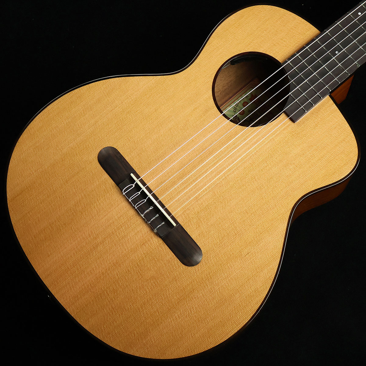 トラベルサイズのコンパクトなエレガット・ギター【特徴】個性的なデザインと独創的な設計で近年人気の高まりを見せている台湾発祥のブランド「aNueNue(アヌエヌエ)」。こちらの「aNN-MN14E」は、ナイロン弦が張られた小ぶりなトラベルギターのエレアコ仕様です。ボディトップにはシダーを、サイド&バックにはギターの定番材であるマホガニーを採用。独自の設計により、コンパクトながらもサイズを超えた豊かな鳴りを実現しています。ピックアップはナチュラルな特性で扱いやすさが特徴のaNueNueオリジナルのAir Blueを搭載。様々なシーンで活躍してくれる使い勝手の良さも魅力です。【杢目マニア花井のイチオシポイント！】「お手頃な価格でコンパクトなサイズのエレガット」をお探しの方には是非ともオススメしたいこちらのモデル。クラシックギターのトップ材などでもポピュラーなシダーをボディトップに採用しており、温かみのある柔らかい鳴りが特徴となっています。ピックアップシステムも搭載しているので使い勝手も抜群ですよ。この商品についての詳しいお問い合わせは TEL：0570-020-025 または「お問い合わせフォーム」よりお願いします。 【花井's Profile】長野県松本市出身。三度のメシより杢（もく）が好き、自他ともに認める杢目マニア。14年間勤務していた松本店では「ギター生産量日本一」の環境を活かし地元のメーカーや工房とコラボレーションしたショップオーダーモデルなどを多数企画。ギターの製作現場にて数々の職人とミーティングを重ね木材の知識やカスタムオーダーのノウハウを蓄積。これまで培った知識と経験を活かし、彼自身がセレクト〜撮影までおこなったギターをオンラインストアに掲載中。その魅力を全国のギターファンに伝えている。【詳細情報】ボディトップ ： シダーボディサイド ： マホガニーボディバック ： マホガニーネック ： マホガニー指板 ： ローズウッドナット ： 水牛骨ブリッジ ： ローズウッドナット幅 ： 48mmスケール ： 610mmケース ： ギグバッグ弦 ： SAVAREZ 510CJピックアップ ： Air Blue Dual Pick Up SystemJANコード：4711099221363【mtmt_hni】