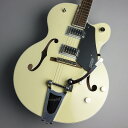 Gretsch Electromatic Collection S/N:CYGC23120007【特徴】洗練されたアーチ構造と、フィードバックを抑制するトレッスルブロックブレーシングを備えた、ヴィンテージギターにインスパイアされた外観のラミネートメイプルボディを採用しています。ボディトップとバックの剛性と接触効率を改善するトレッスルブロックデザインにより、サウンドの明瞭度、歯切れの良さ、そしてサスティンが増強さえれており、より速いアタックが得られます。またFT-5E Filter'Tronピックアップが、フルボディサウンドのパンチ感、クラシックな煌びやかさ、存在感、明瞭度、音の輪郭をさらに際立たせます。12インチラジアスのローレル指板を採用した新設計の"C"シェイプメイプルネックは、快適な弾き心地で演奏性とパフォーマンスを向上させます。コントロール部には、トレブルブリード回路付きマスターボリューム、マスタートーン、各ピックアップのボリュームコントロール、3ポジションピックアップトグルスイッチなど、多彩なアップグレードをフィーチャーしています。【商品のコンディション】アウトレット・メーカー保証付属・現品画像掲載ボディに細かい擦り傷がございますボディバックに打痕がございます。プレイアビリティに関してはFender Musicの検品基準を満たした個体となります。アウトレット品の為、細かいスリキズや小さなキズがある場合がございます。【詳細情報】ボディ：Laminated Mapleボディフィニッシュ：Glossボディトップ：Arched Laminated Mapleボディバインディング：White with B/W/B Purflingボディシェイプ：Electromatic Hollow Bodyボディバック：Arched Laminated Mapleコントロールノブ：G-Arrowフィンガーボード：Laurelハードウェアフィニッシュ：Nickelピックガード：London Grey with White Gretsch & Electromatic Logoポジションインレイ：Pearloid Neo-Classic Thumbnailネックフィニッシュ：Glossネック：Set-Neckネックピックアップ：FT-5E Filter’Tronウェイスト：9.625" (244.48 mm)ブリッジカバー/テイルピース：Bigsby B60ブレイシング：Trestle Blockアッパーバウト：11.625" (295 mm)ローワーバウト：16" (406 mm)ナット：Graph Tech NuBoneブリッジピックアップ：FT-5E Filter’Tronコントロール：Volume 1. (Neck Pickup), Volume 2. (Bridge Pickup), Master Volume with Treble Bleed, Master Toneピックアップスイッチ：3-Position Toggle: Position 1. Bridge Pickup, Position 2. Bridge And Neck Pickups, Position 3. Neck Pickupブリッジ：Adjusto-Matic with Secured Laurel Baseチューニングマシーン：Vintage-Style Open-Backストリング：Nickel Plated Steel (.011-.049 Gauges)JANコード：0717669887018