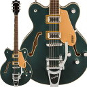 Gretsch Electromatic Collection セミアコギター【特徴】洗練されたアーチ構造と、フィードバックを抑制するトレッスルブロックブレーシングを備えた、ヴィンテージギターにインスパイアされた外観のラミネートメイプルボディを採用しています。ボディトップとバックの剛性と接触効率を改善するトレッスルブロックデザインにより、サウンドの明瞭度、歯切れの良さ、そしてサスティンが増強さえれており、より速いアタックが得られます。またFT-5E Filter'Tronピックアップが、フルボディサウンドのパンチ感、クラシックな煌びやかさ、存在感、明瞭度、音の輪郭をさらに際立たせます。12インチラジアスのローレル指板を採用した新設計の"C"シェイプメイプルネックは、快適な弾き心地で演奏性とパフォーマンスを向上させます。コントロール部には、トレブルブリード回路付きマスターボリューム、マスタートーン、各ピックアップのボリュームコントロール、3ポジションピックアップトグルスイッチなど、多彩なアップグレードをフィーチャーしています。【詳細情報】ボディ：Laminated Mapleボディフィニッシュ：Glossボディトップ：Arched Laminated Mapleボディバインディング：Aged White with B/W/B Purflingボディシェイプ：Center Blockボディバック：Arched Laminated Mapleコントロールノブ：G-Arrowフィンガーボード：Laurelハードウェアフィニッシュ：Nickelピックガード：Gold Plexi with Black Gretsch and Electromatic Logosポジションインレイ：Pearloid Neo-Classic Thumbnailネックフィニッシュ：Glossネック：Set-Neckネックピックアップ：Black Top Broad'Tronブリッジカバー/テイルピース：Bigsby B70ブレイシング：Center Blockナット：Graph Tech NuBoneブリッジピックアップ：Black Top Broad’Tronコントロール：Volume 1. (Neck Pickup), Volume 2. (Bridge Pickup), Master Volume, Master Toneピックアップスイッチ：3-Position Toggle: Position 1. Bridge Pickup, Position 2. Bridge and Neck Pickups, Position 3. Neck Pickupブリッジ：Anchored Adjusto-Maticチューニングマシーン：Die-Cast Sealedストリング：Nickel Plated Steel (.010-.046 Gauges)JANコード：0717669887216【23Gre_sscan】