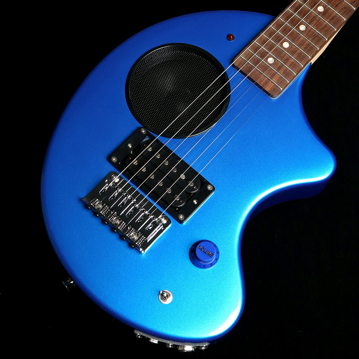 フェルナンデスZO-3の限定生産カラー、レイクプラシッドブルー（メタリックブルー）【特徴】スピーカー内蔵でどこでもエレキギター演奏ができるZO-3の限定カラーモデルが登場。持ちやすいワンサイズダウンしたエレキギターとして普段使いにも人気のモデル。新開発サーキット採用により音質が向上し、ヘッドホン端子もあるためヘッドホンでの練習も可能。ソフトケース付属。NECK : 609mm Short Scale, 22FFINGERBOARD : LaurelBODY：ALDER, 55mmCONTROLS : 1 Volume,2Way Mini-SW. (Power-SW.)OUTPUT : for Amplifier Jack×1,for Headphone Mini Jack×1JANコード：4514922203129